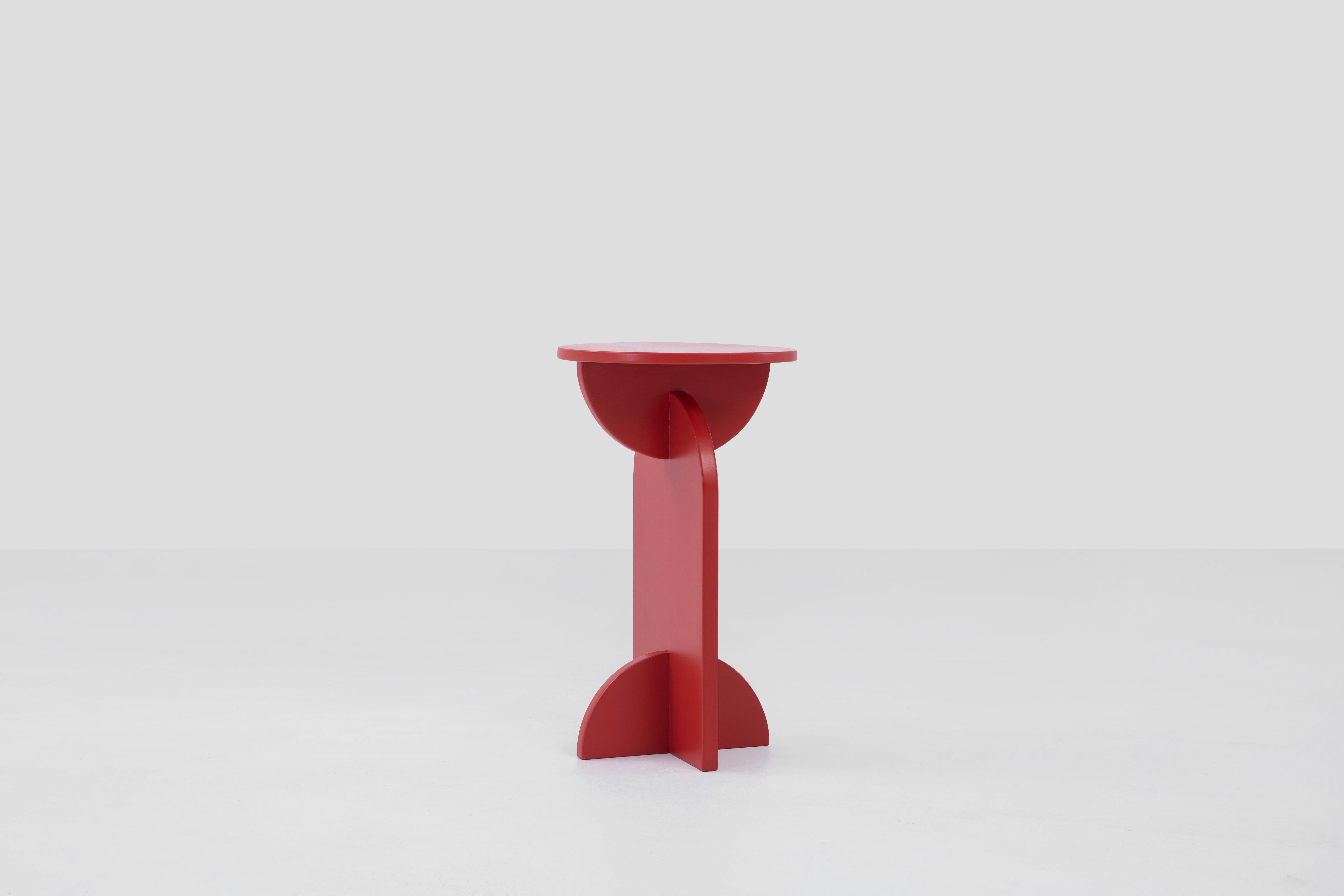 Chinois Table d'extrémité Crescent, table d'extrémité rouge minimaliste en vente