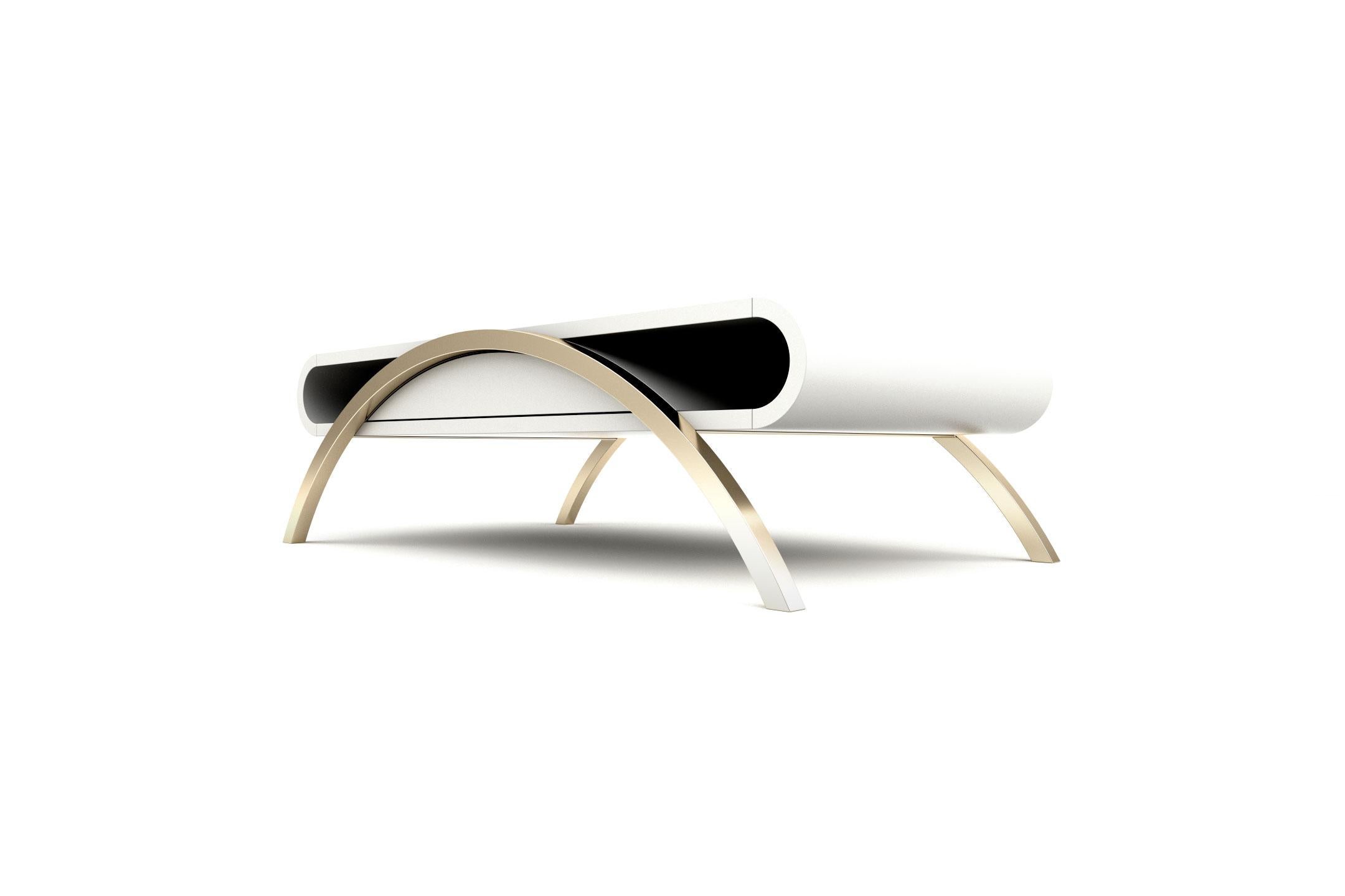 Moderne Table basse Crescent - Table basse moderne en laque blanche avec pieds en laiton en vente