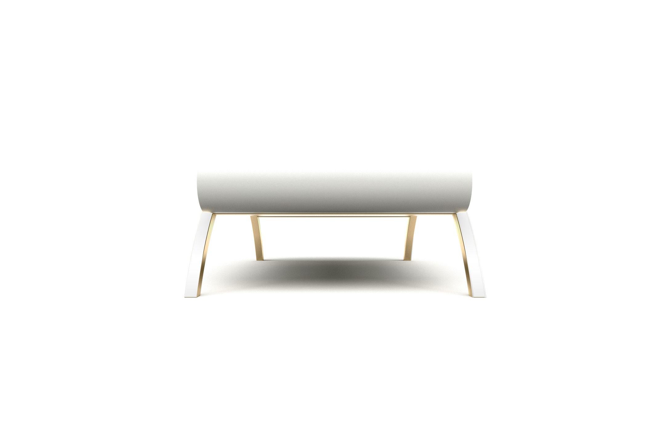 Européen Table basse Crescent - Table basse moderne en laque blanche avec pieds en laiton en vente