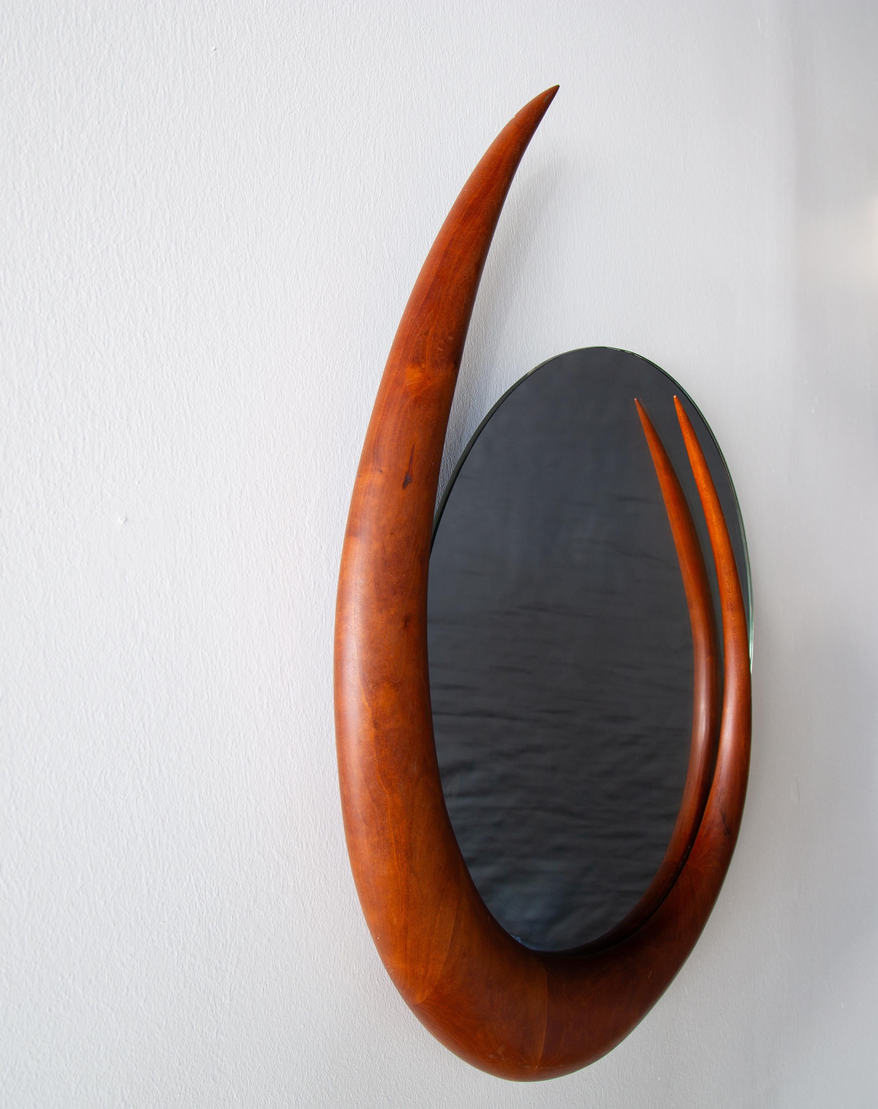 Crescent Mirror aus geformtem Nussbaumholz von Kellams, Studio Craft Wendell Castle, 1992 (Moderne der Mitte des Jahrhunderts) im Angebot
