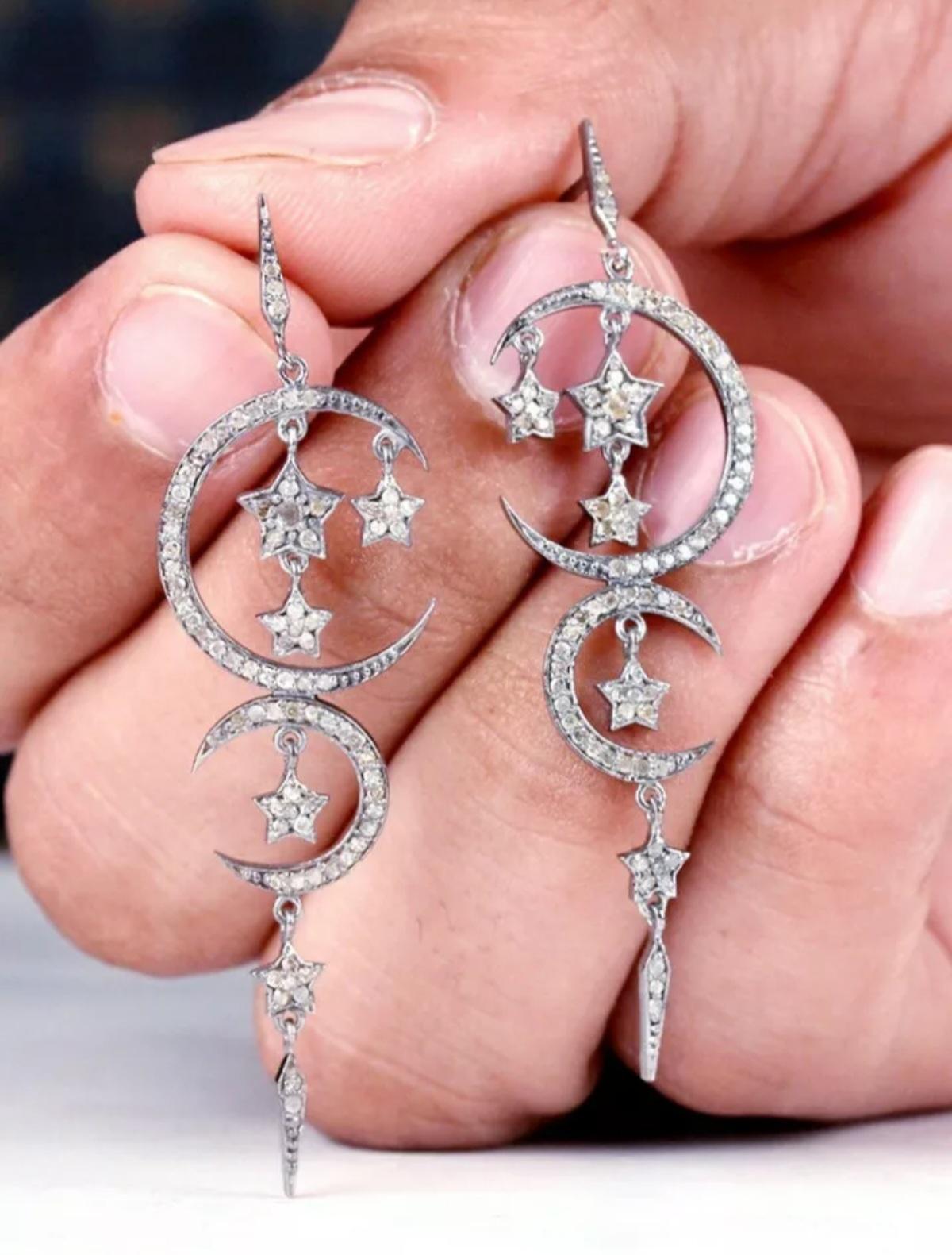 Mondsichel und Sterne Designer-Ohrringe 925 Silber Pave Diamant Ohrringe. (Rundschliff) im Angebot