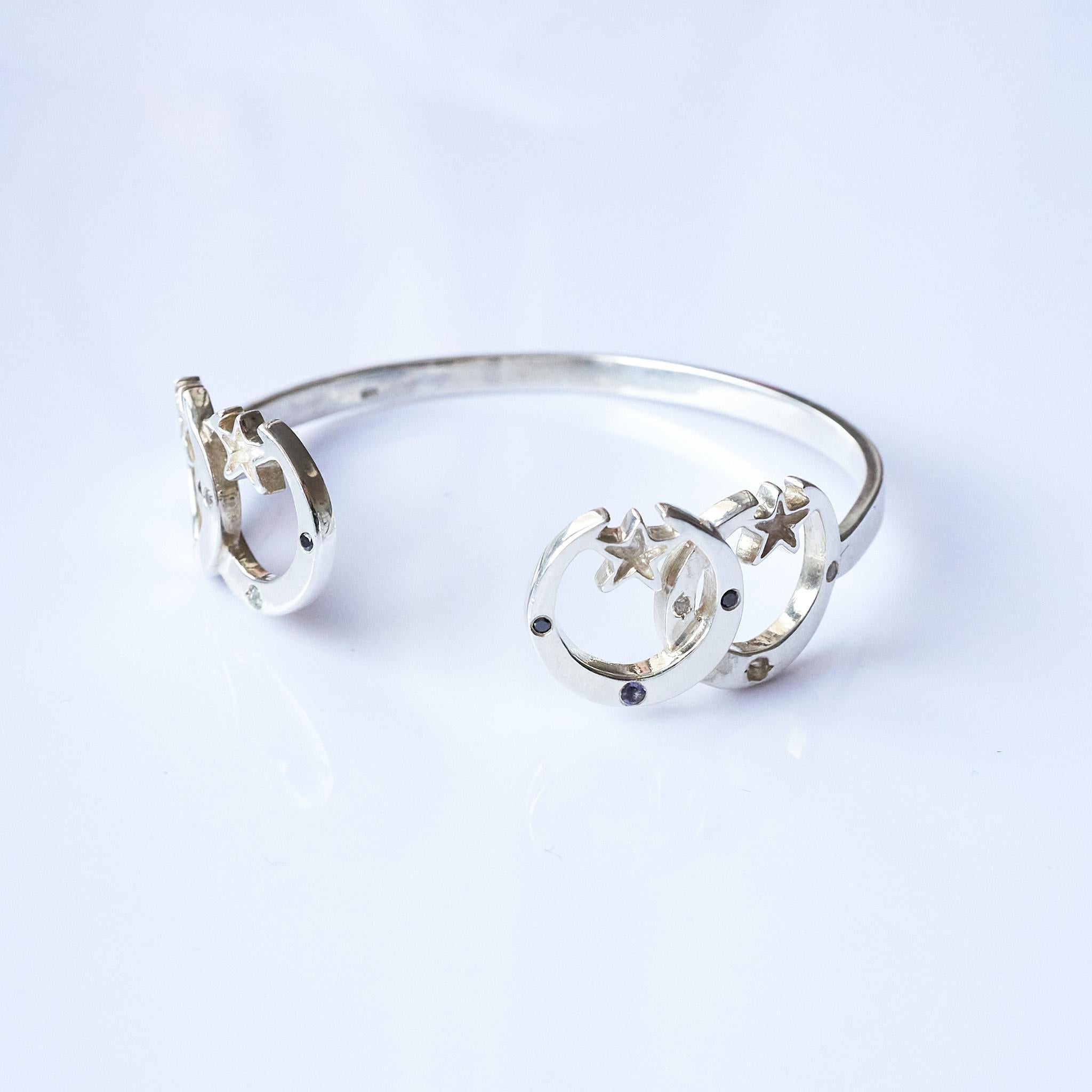 Bracelet jonc croissant de lune en argent et iolite avec diamants noirs et toumaline Neuf - En vente à Los Angeles, CA