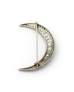 Crescent moon brooch in 18k white gold, emerald imitation