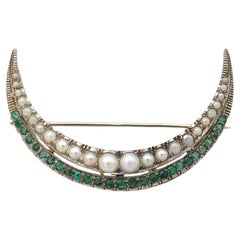 Crescent moon brooch in 18k white gold, emerald imitation