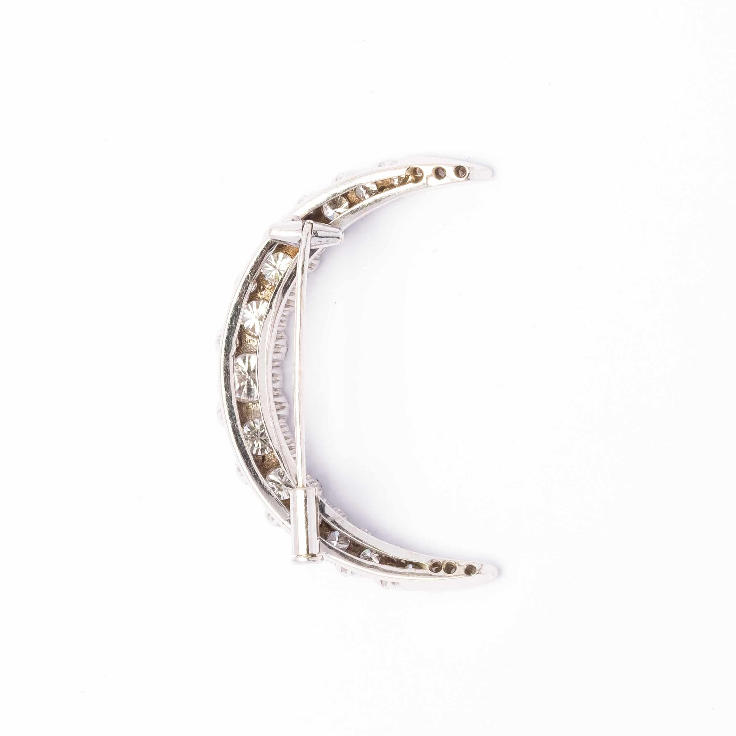 Halbmondbrosche mit Diamanten (Rundschliff) im Angebot