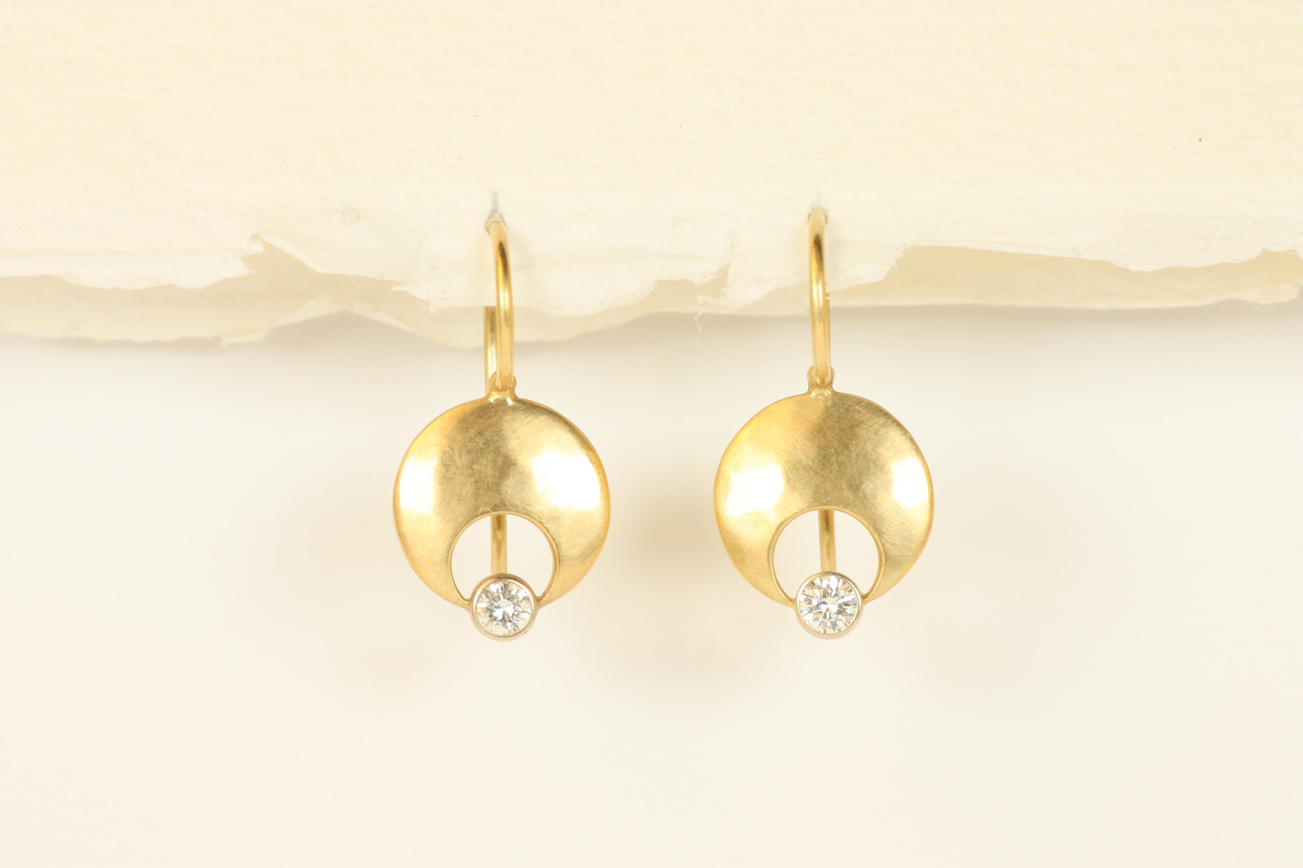 Ispirati all'eleganza celeste, gli orecchini a mezzaluna con diamanti offrono una visione sofisticata e minimalista del lusso moderno. Realizzati in oro giallo 18 carati, questi orecchini presentano un elegante design a mezzaluna che abbraccia un