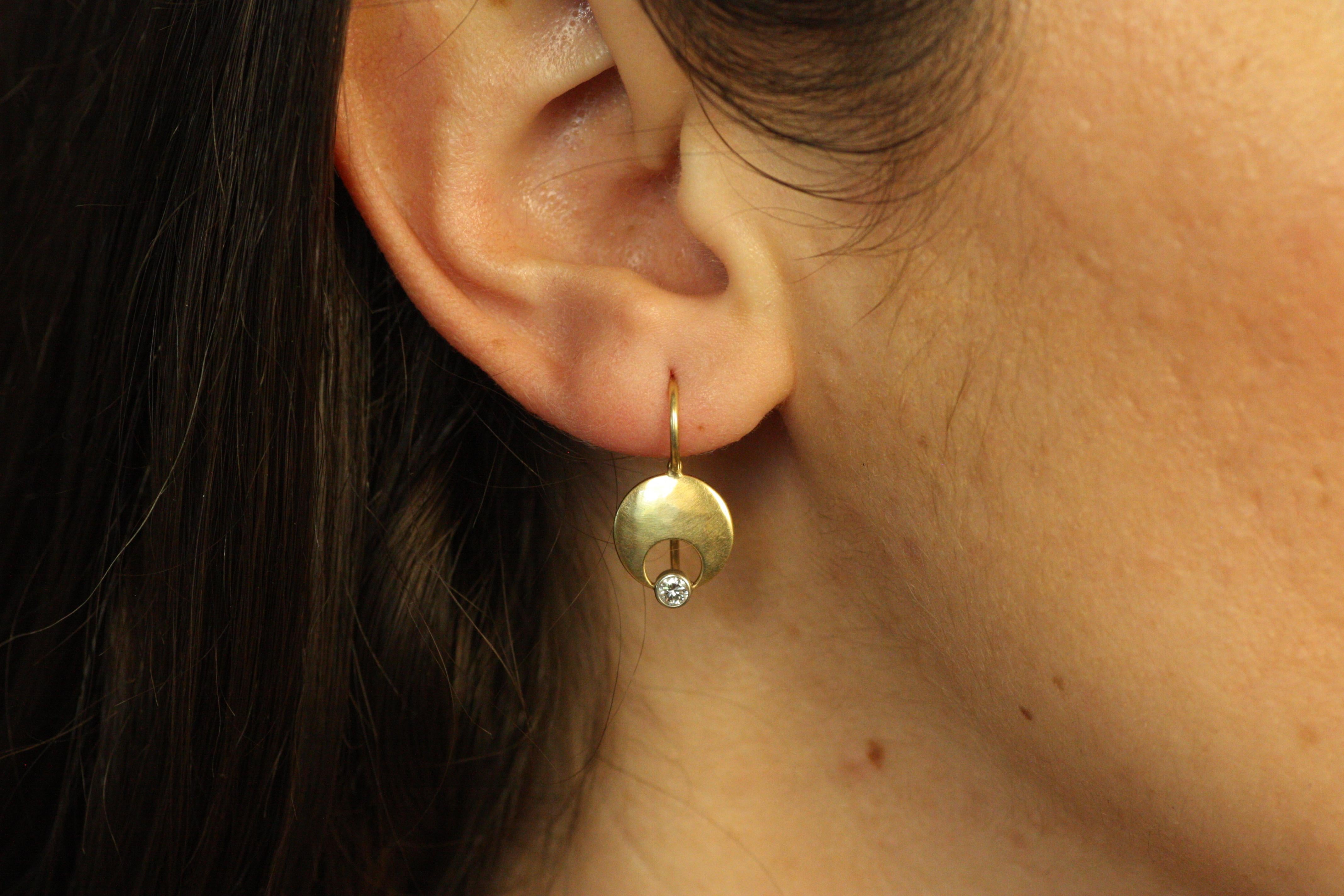 Artigiano Orecchini a goccia con diamante Crescent Moon in oro giallo 18K di Bracken Jewell in vendita
