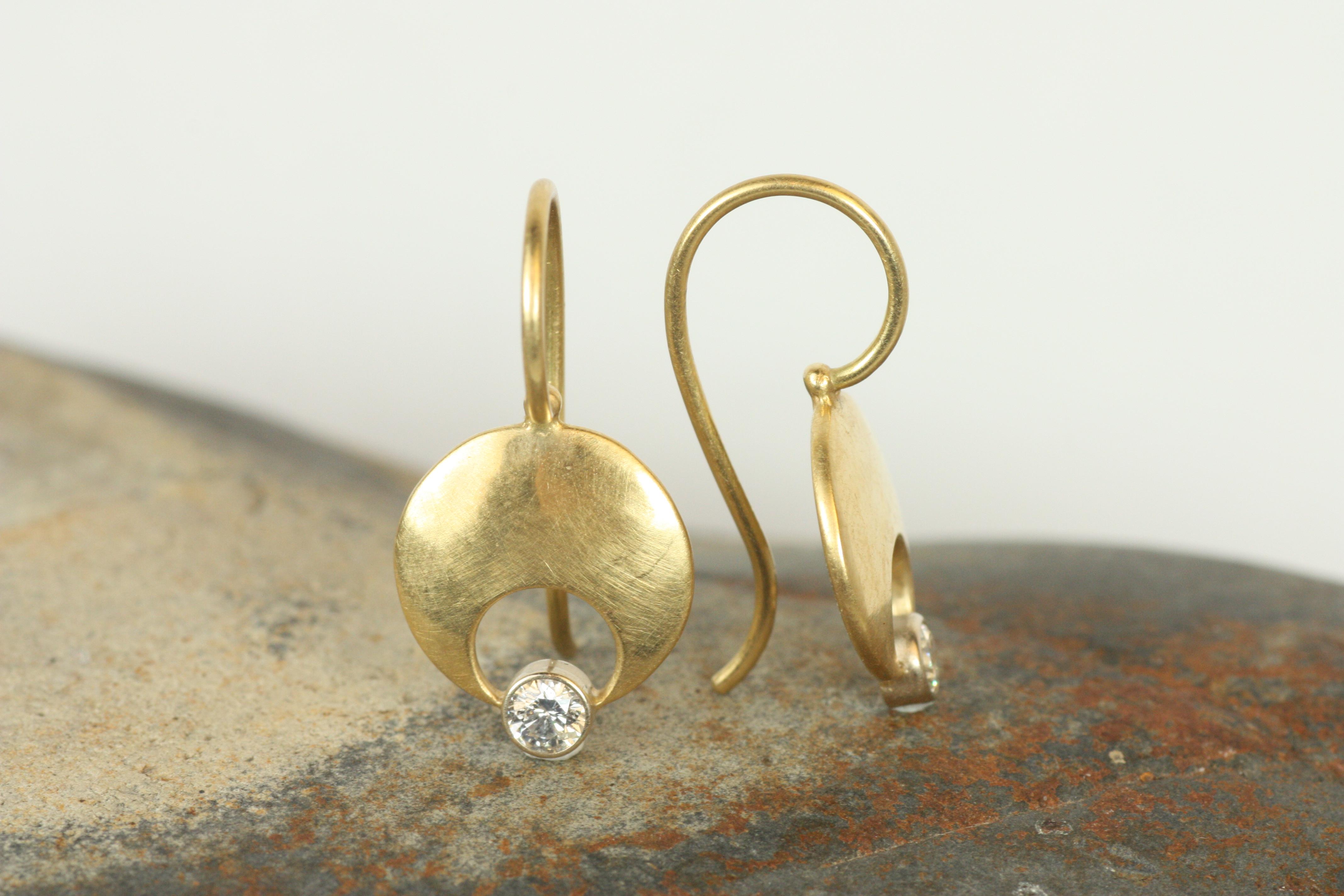 Taglio rotondo Orecchini a goccia con diamante Crescent Moon in oro giallo 18K di Bracken Jewell in vendita