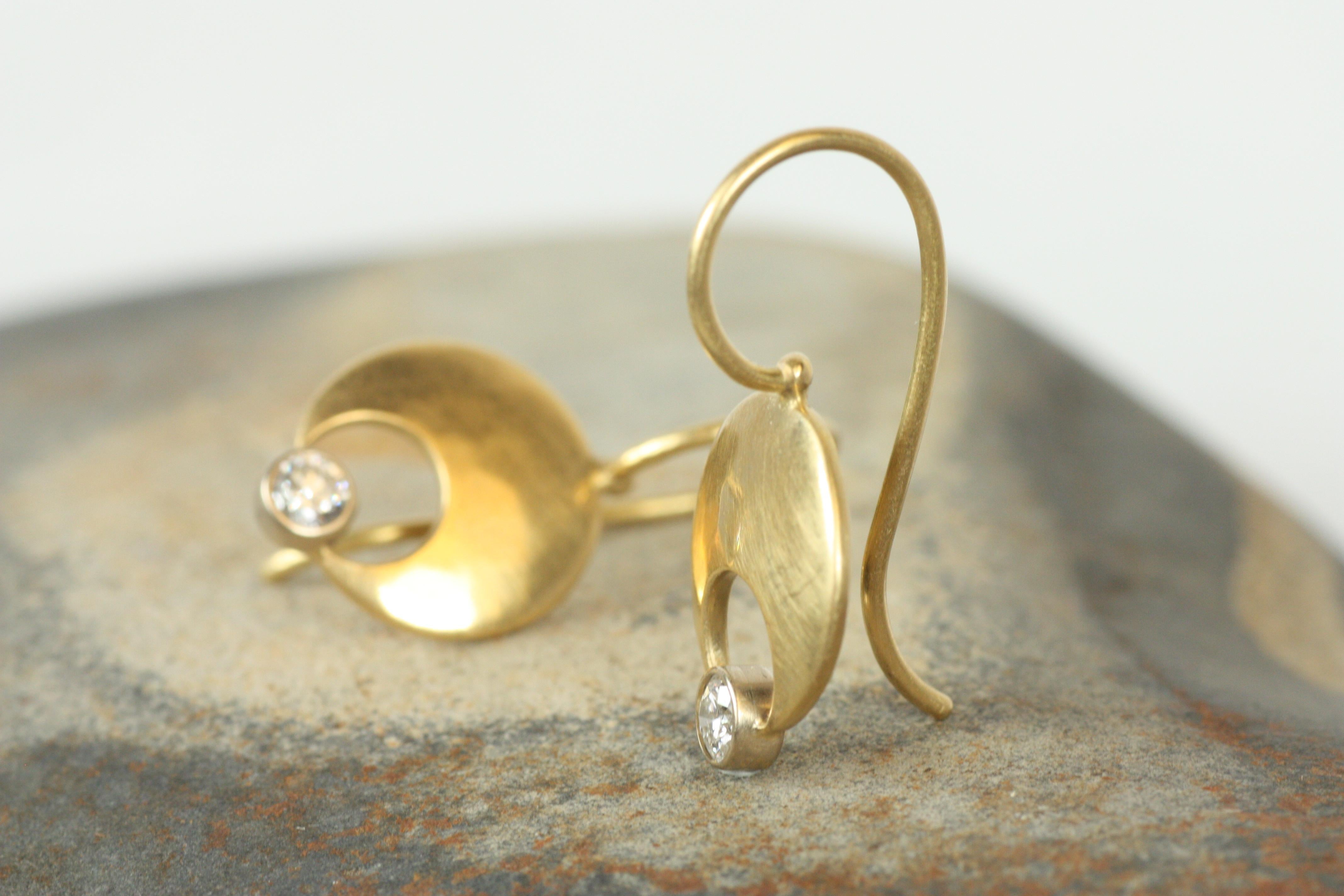 Orecchini a goccia con diamante Crescent Moon in oro giallo 18K di Bracken Jewell In condizioni Nuovo in vendita a Santa Monica, CA