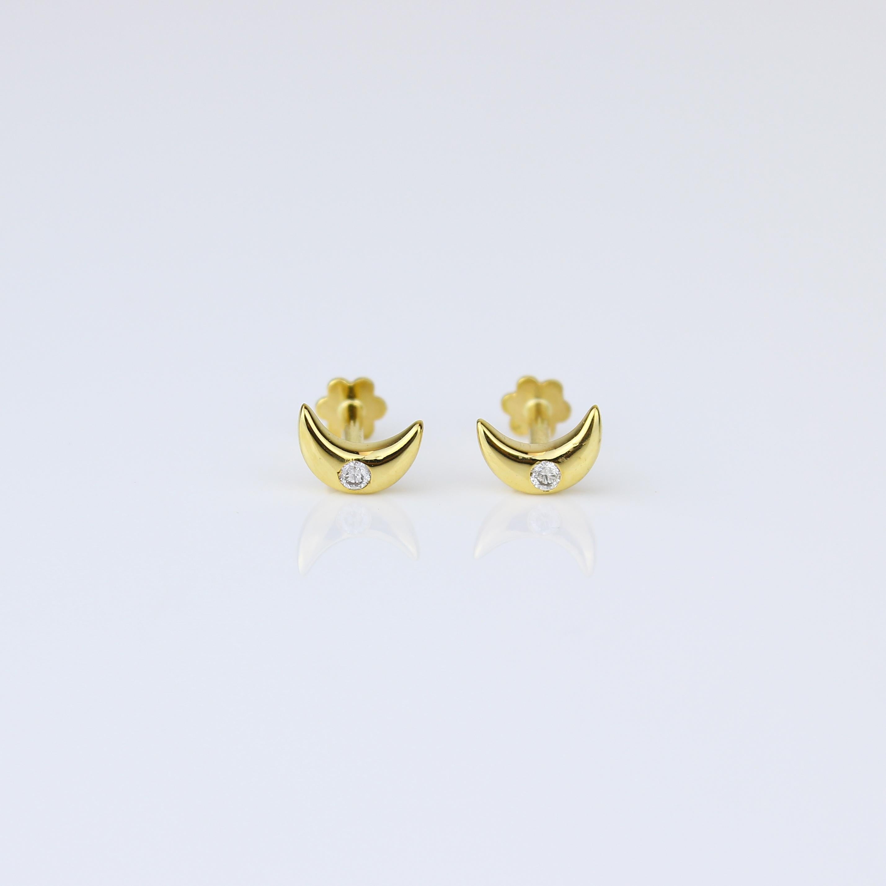 Elegante Mondsichel-Diamant-Ohrringe speziell für Mädchen (Kinder) in opulentem 18-karätigem Gold. Diese bezaubernden Ohrringe mit anmutigen Mondsichelmustern und zarten Diamanten verleihen dem Stil Ihres Kindes einen Hauch von himmlischem Charme
