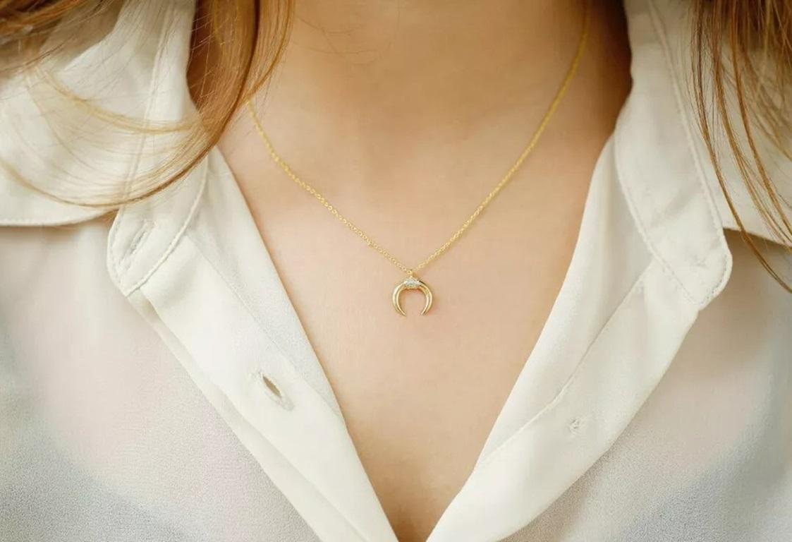 Collier diamant croissant de lune en or massif 14k double corne Neuf - En vente à Chicago, IL
