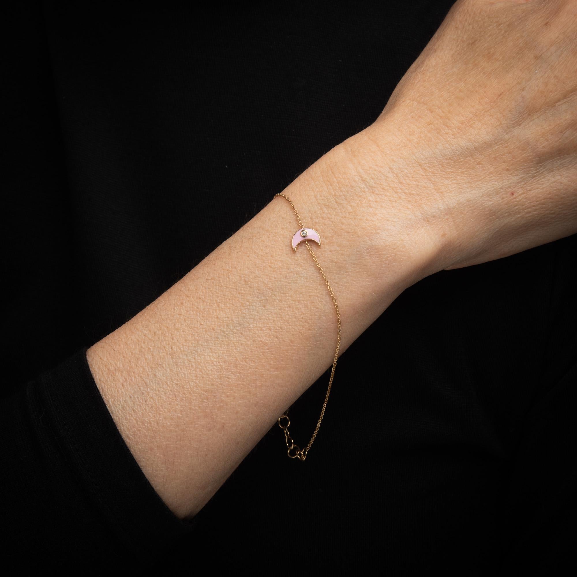 Bracelet en forme de croissant de lune et diamants finement détaillés, réalisés en or jaune 14k. 

Un diamant estimé à 0,02 carat est serti dans la monture (couleur estimée H-I et pureté SI1).     

Le croissant de lune, de couleur rose pâle, est