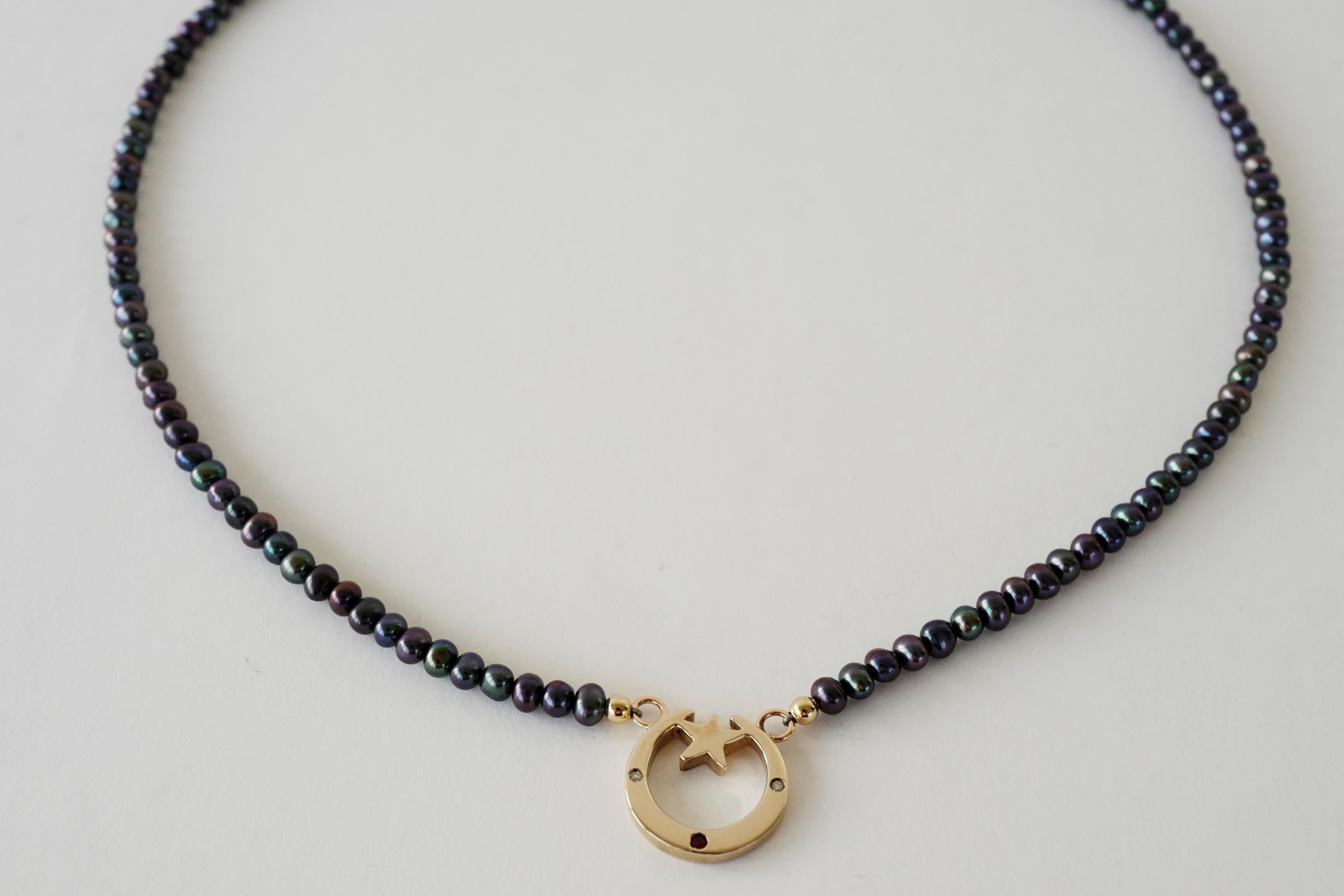 Crescent Moon Gold Halskette Schwarz Perle Weißer Diamant Rubin Dauphin (Rundschliff) im Angebot