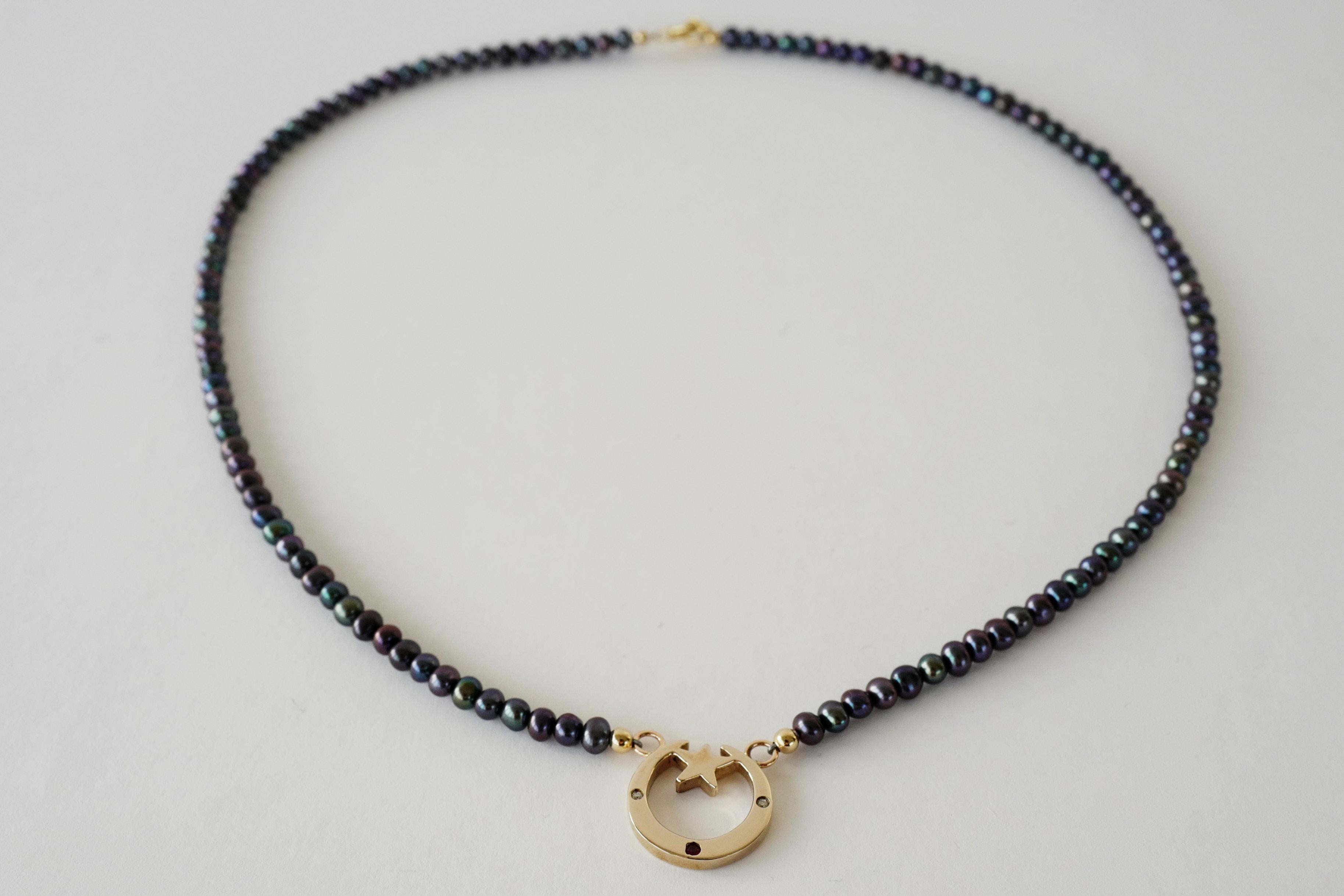 Crescent Moon Gold Halskette Schwarz Perle Weißer Diamant Rubin Dauphin im Angebot 1