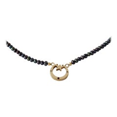 Collier Dauphin en or en forme de croissant de lune avec perles noires, diamants blancs et rubis