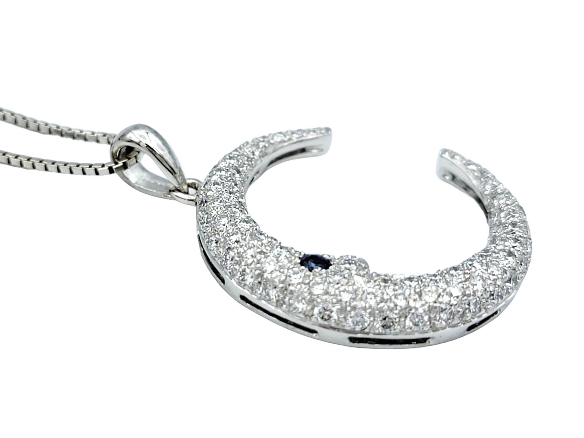Contemporaneo Collana con ciondolo pavé di diamanti e zaffiri Crescent Moon in oro bianco 14 carati in vendita