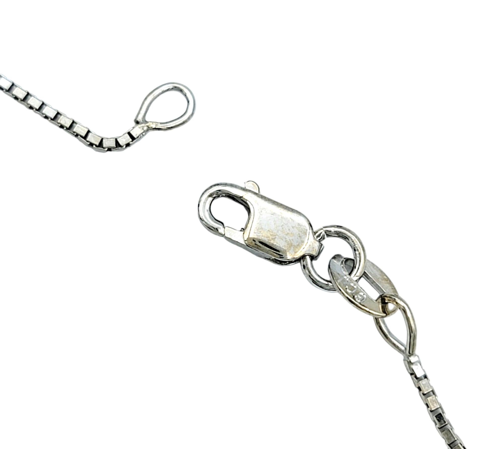 Donna Collana con ciondolo pavé di diamanti e zaffiri Crescent Moon in oro bianco 14 carati in vendita