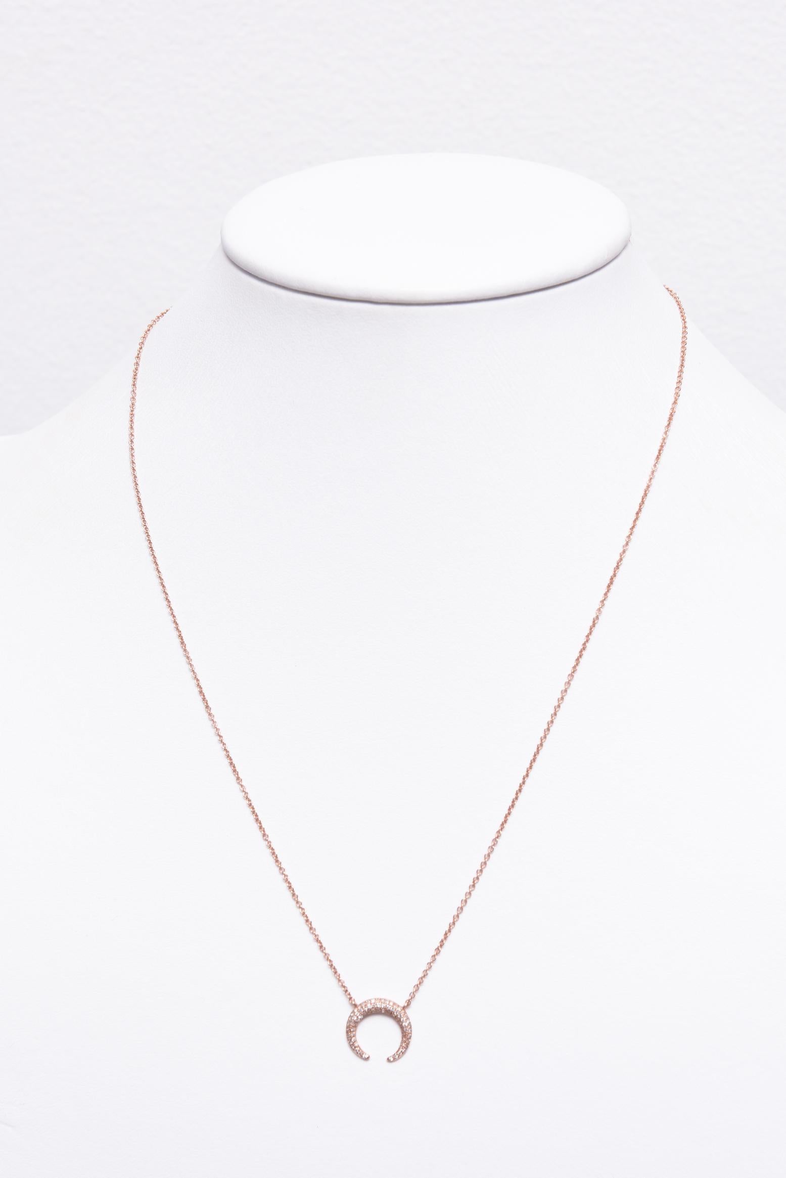 Taille ronde Collier à pendentif en or rose avec diamants pavés Crescent Moon en vente