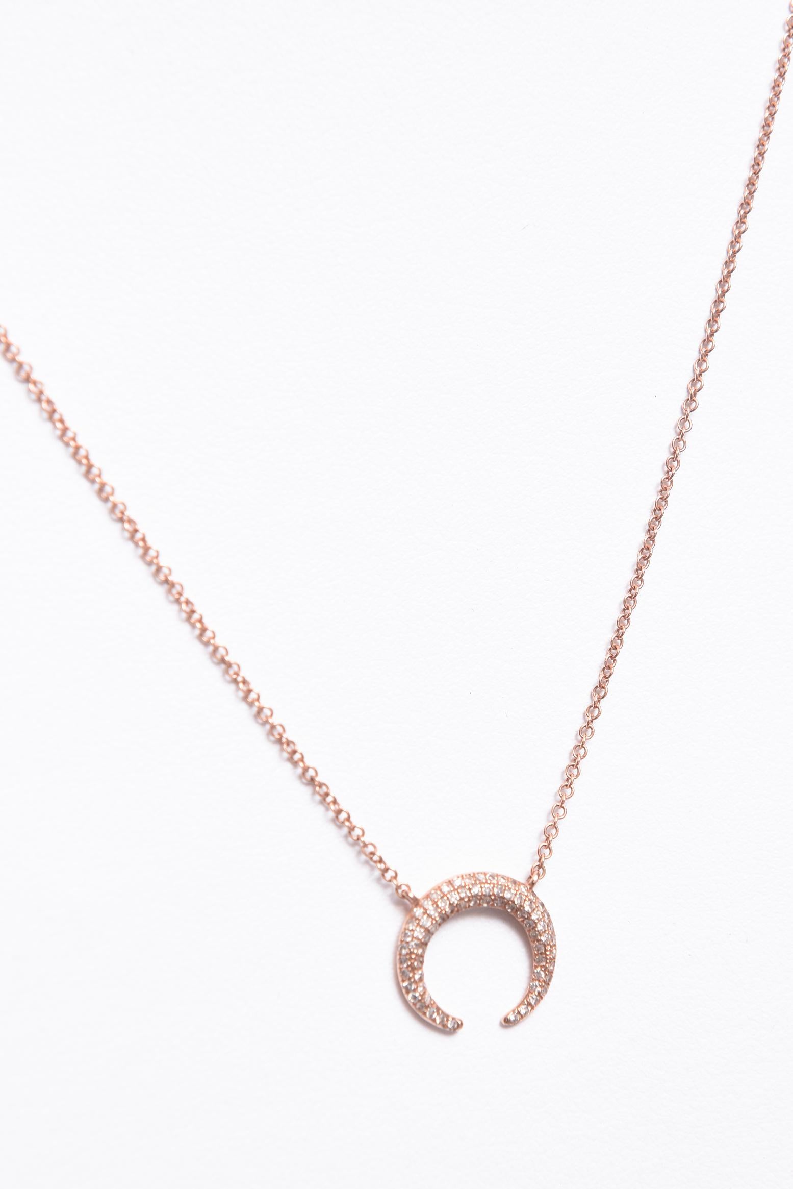 Collier à pendentif en or rose avec diamants pavés Crescent Moon Bon état - En vente à Miami Beach, FL