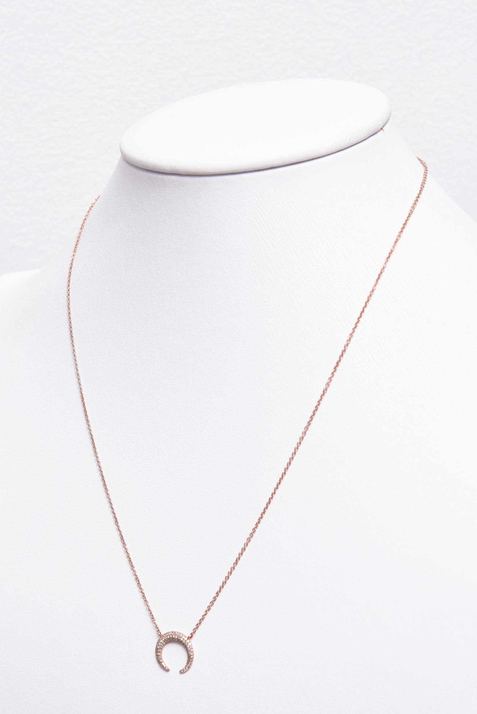 Collier à pendentif en or rose avec diamants pavés Crescent Moon Unisexe en vente