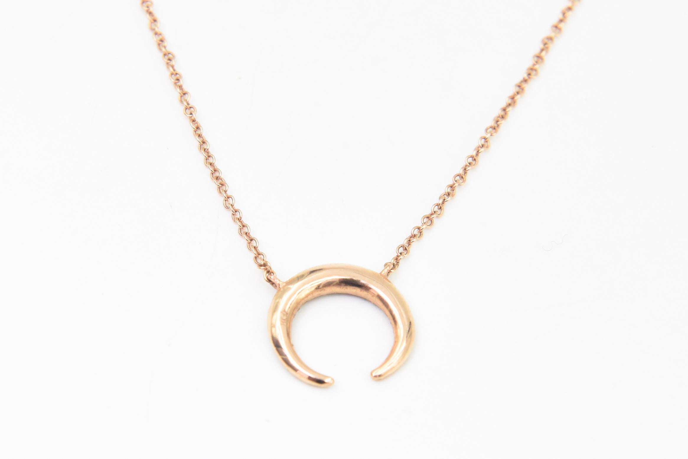Collier à pendentif en or rose avec diamants pavés Crescent Moon en vente 2