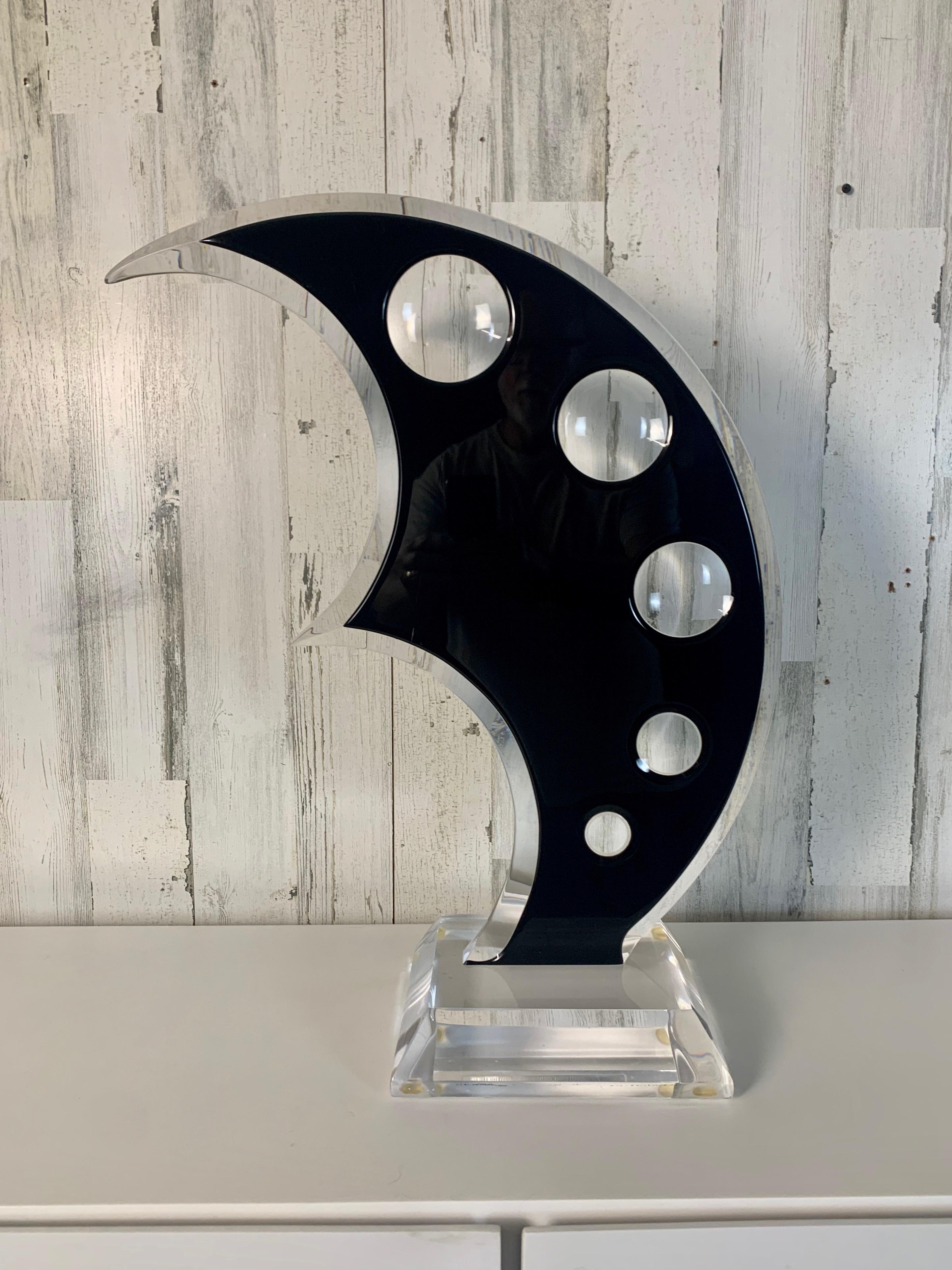 Sculpture en forme de croissant de lune signée par Shlomi Haziza

Haziza a commencé par être peintre, puis a commencé à explorer de nouveaux médiums. Il dirigeait un petit Studio dans sa ville natale. Plus tard, il a commencé son voyage vers Los