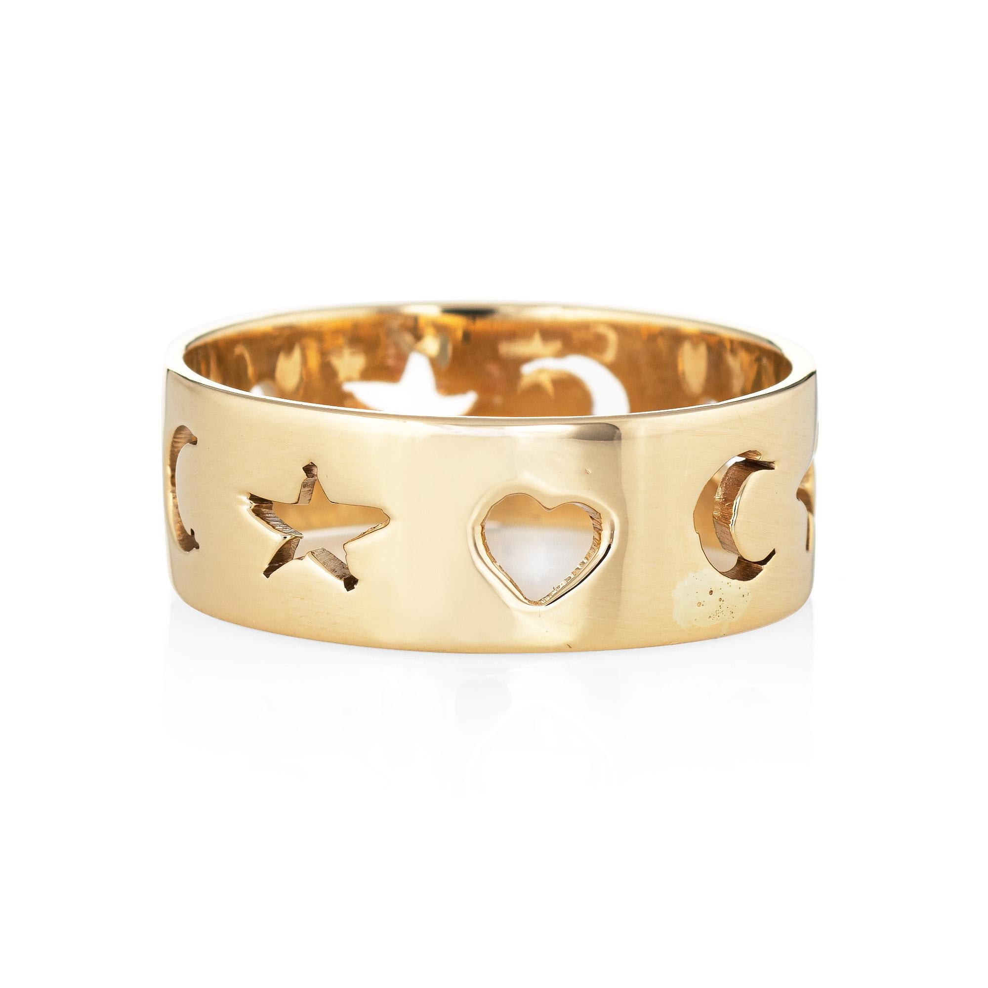 Stilvolles Vintage-Band mit Mond:: Stern und Herz aus 14 Karat Gelbgold. 

Das Band weist ein abwechselndes Muster von Ausschnitten mit einem Halbmond-:: Stern- und Herzmuster auf. Der Ring mit niedriger Höhe (1::1 mm) sitzt flach und bequem am