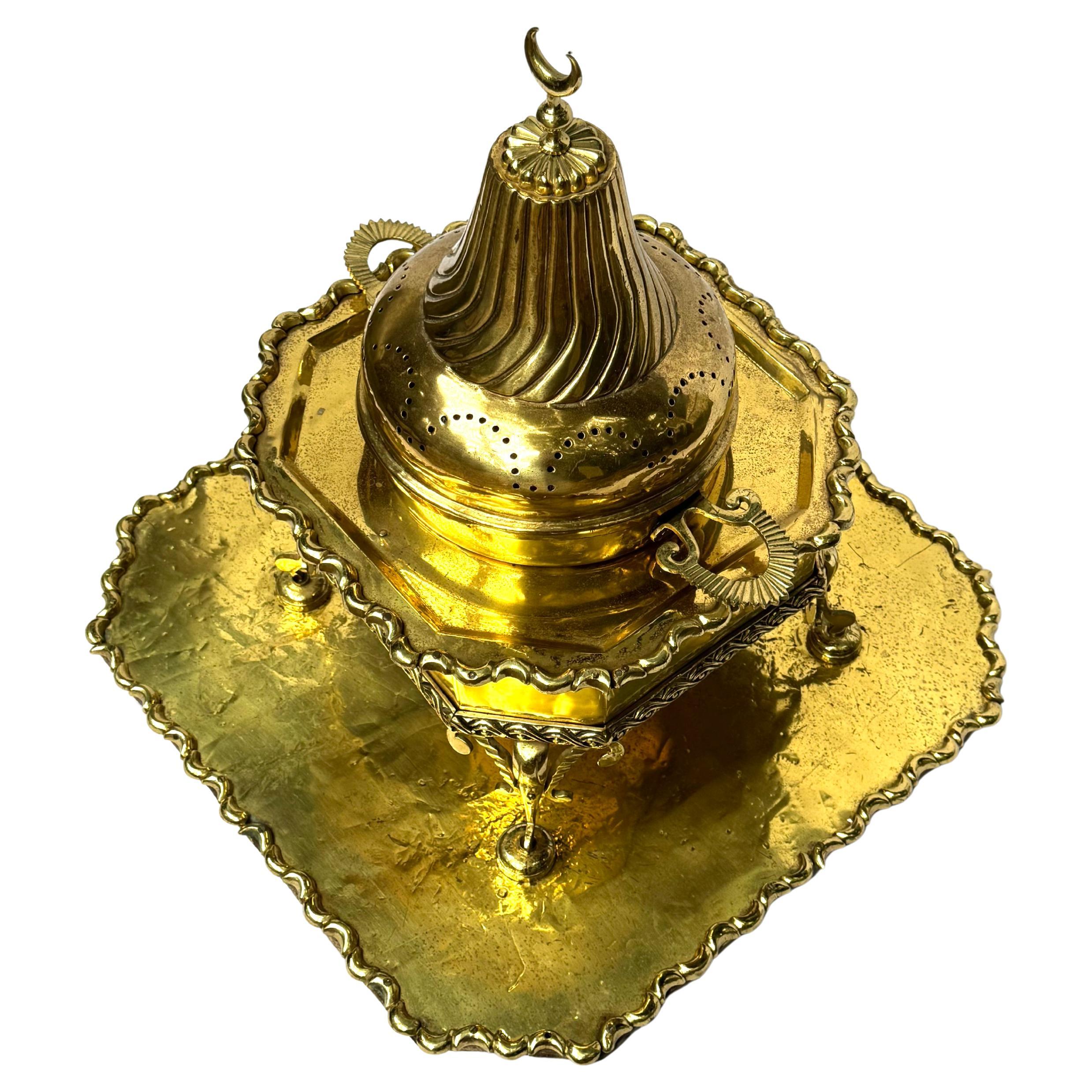 Mauresque Crescent of Smoke: A Majestic Ottoman Censer in Brass and Wood, Circa 1900 en vente