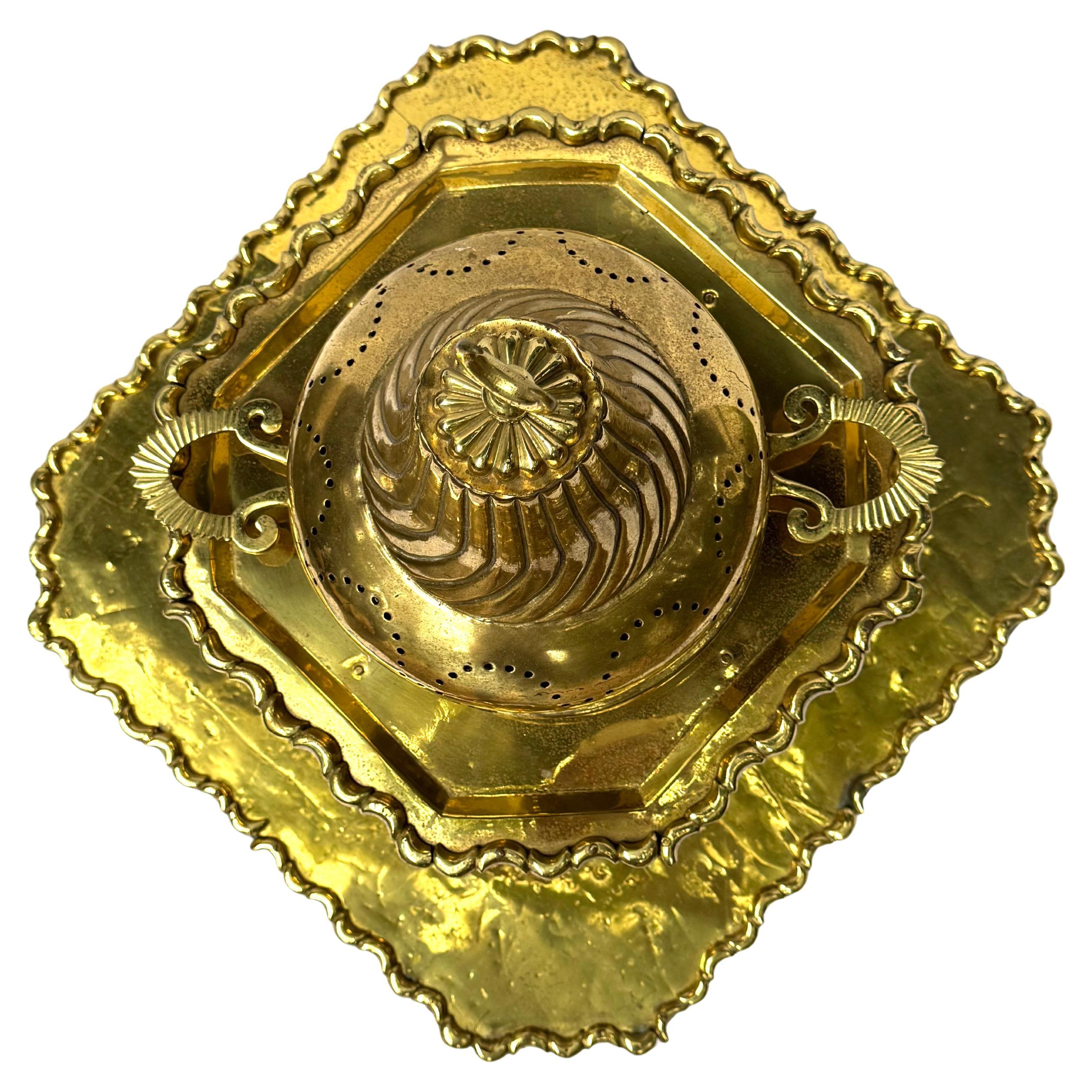 Crescent of Smoke: A Majestic Ottoman Censer in Brass and Wood, Circa 1900 Bon état - En vente à Rio De Janeiro, BR