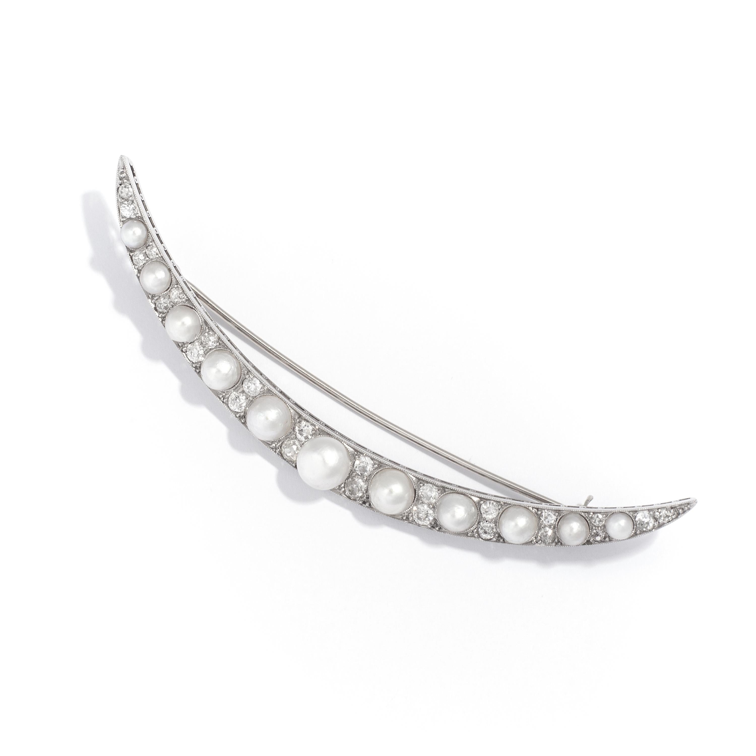 Crescent Brooch with pearl and diamond on platinum and white gold. 
Mid 20th century.

Length: 3.62 inches (9.2 centimeters)
Width at the largest: 0.32 inch (0.80 centimeters)