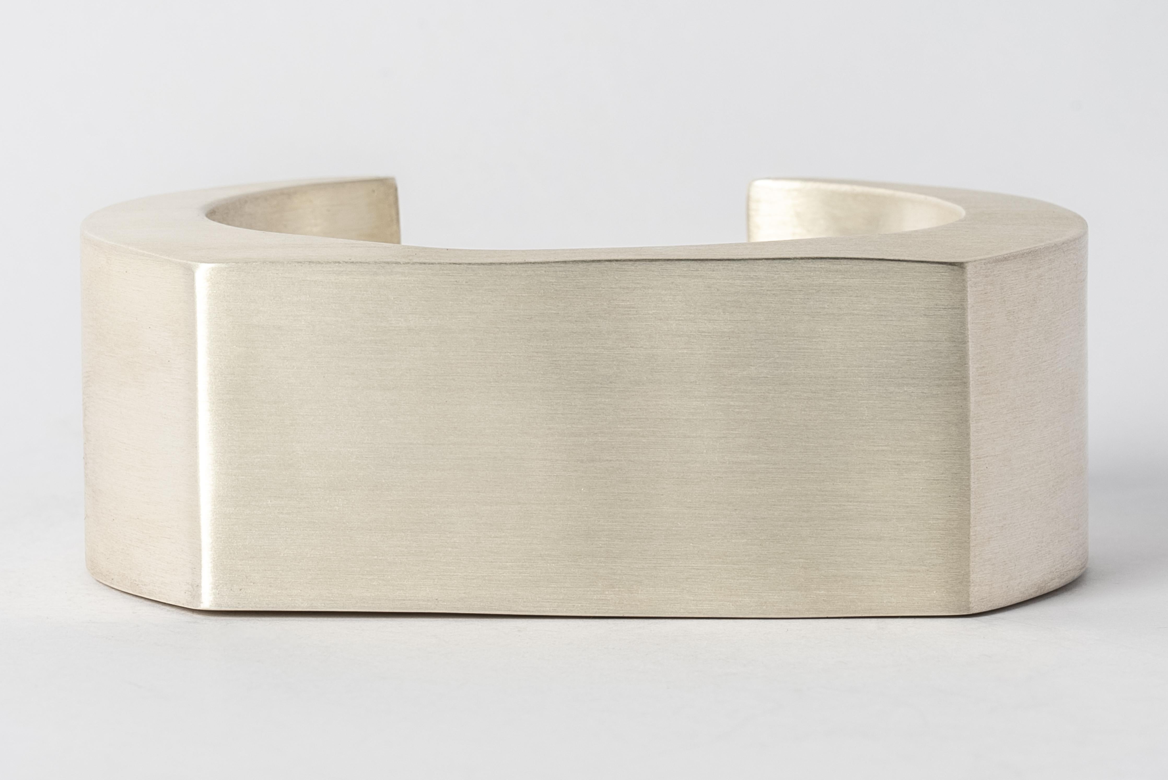 Crescent Plane Bracelet (30mm, MA) In New Condition For Sale In Paris, FR