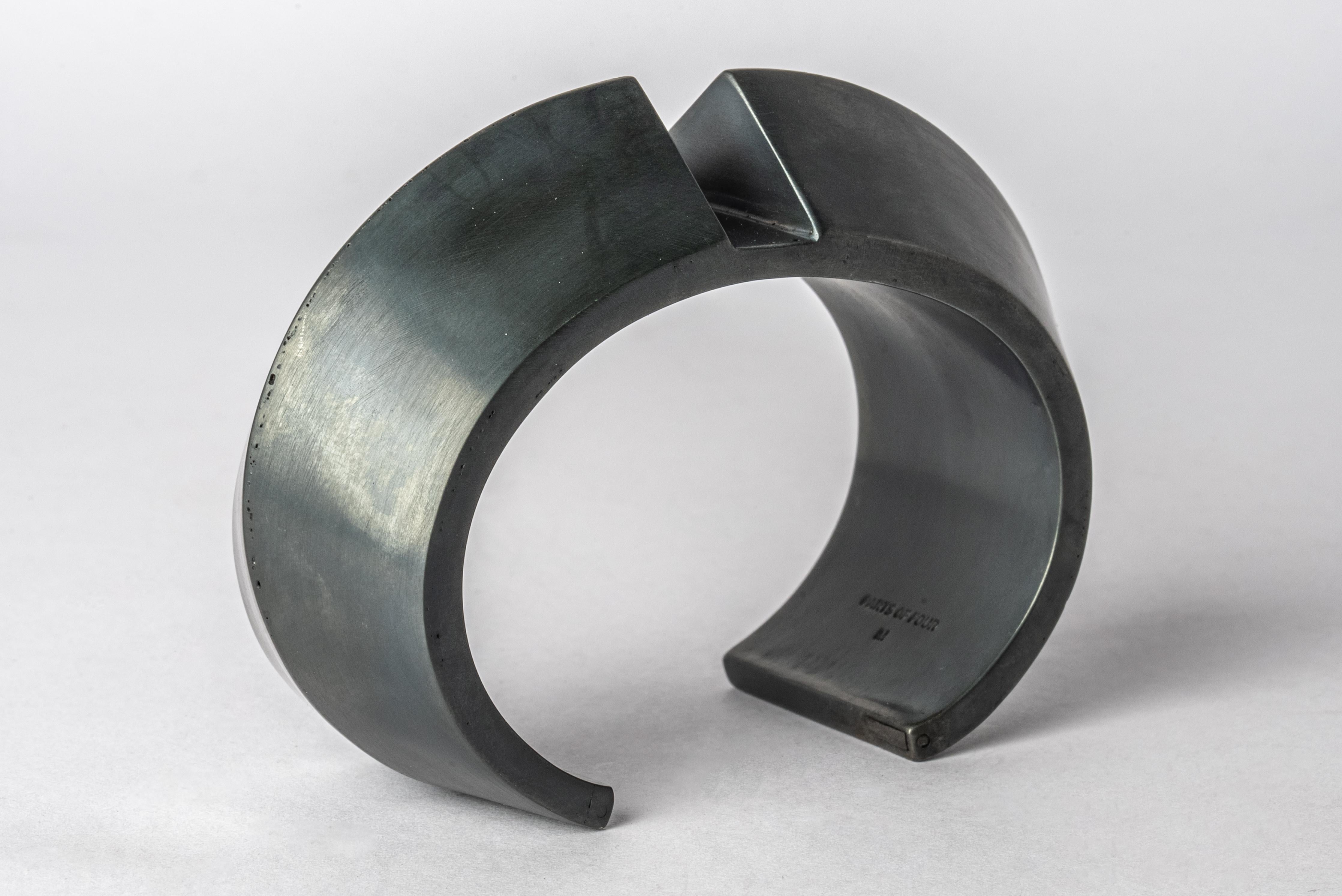 Crescent Rift Bracelet (Wedge Var., 30mm, KAS) In New Condition For Sale In Paris, FR