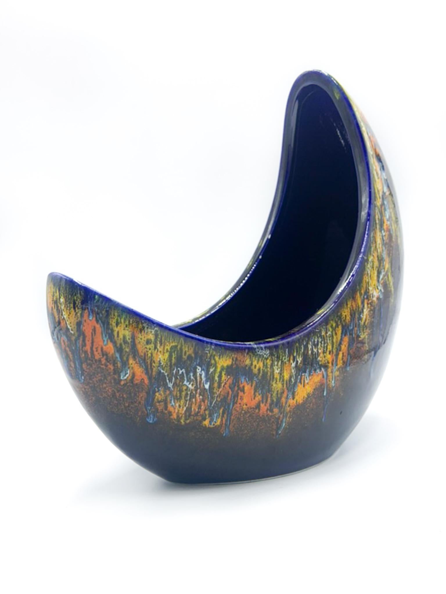 Hand-painted moon-shaped vase, made by Roberto Rigon for Bertoncello Ceramiche in the 1960s.

The vase in handpainted, designed by Roberto Rigon for Bertoncello. 

Excellent conditions.