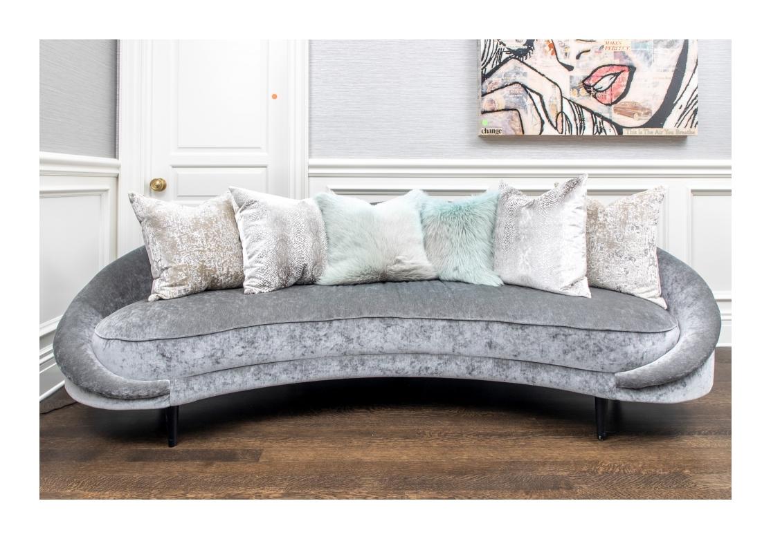Mondsichel  Geformtes Sofa bedeckt  Plüsch-Stoff im Angebot 8