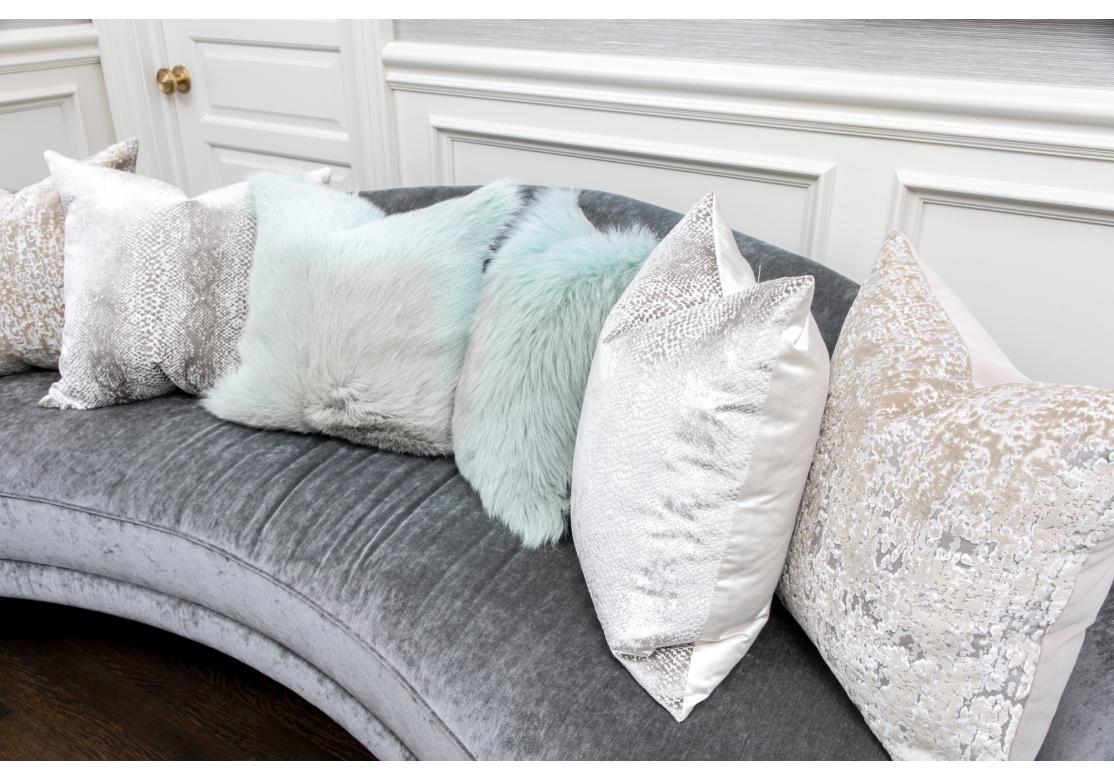 Le canapé Fine est doté d'un dossier serré et d'un coussin d'assise attaché. Les côtés se courbent doucement autour de la façade, créant un profil contemporain. Il repose sur des pieds fuselés, teintés de couleur foncée. Il est recouvert d'un tissu