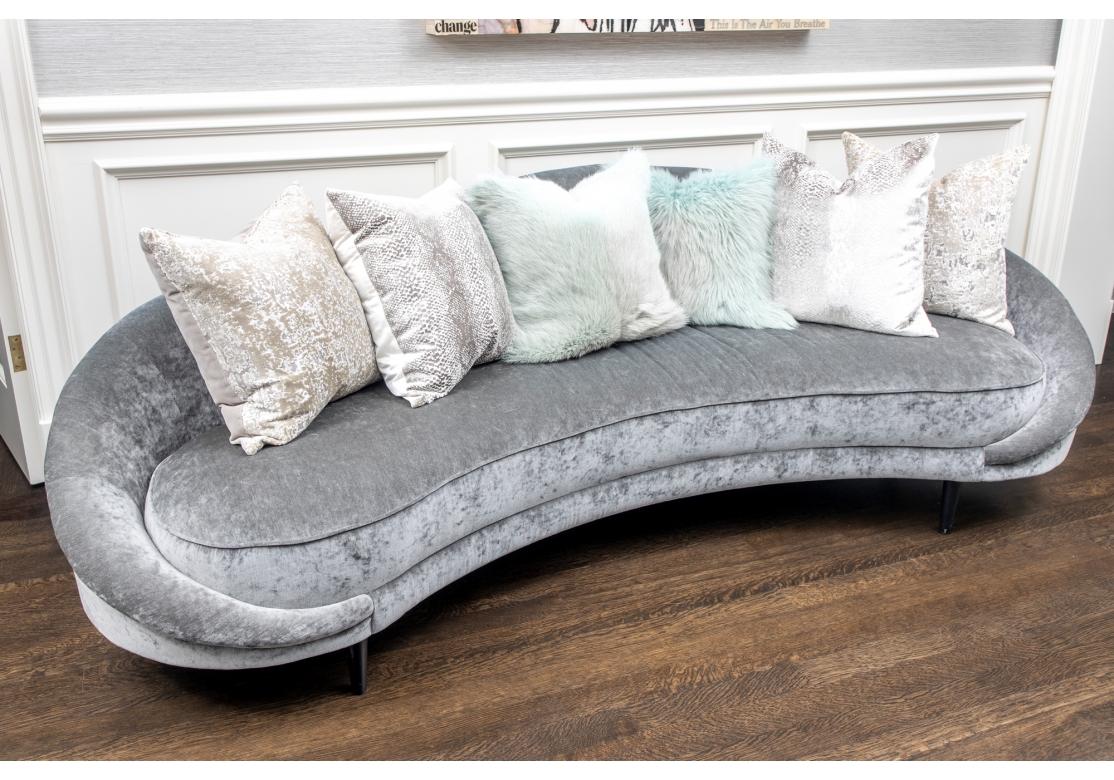 Mondsichel  Geformtes Sofa bedeckt  Plüsch-Stoff (Moderne der Mitte des Jahrhunderts) im Angebot
