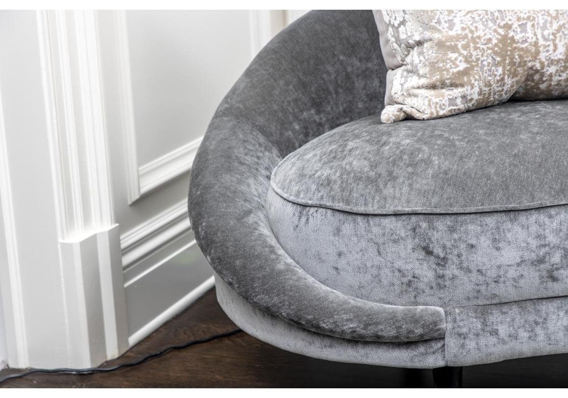 Mondsichel  Geformtes Sofa bedeckt  Plüsch-Stoff (21. Jahrhundert und zeitgenössisch) im Angebot