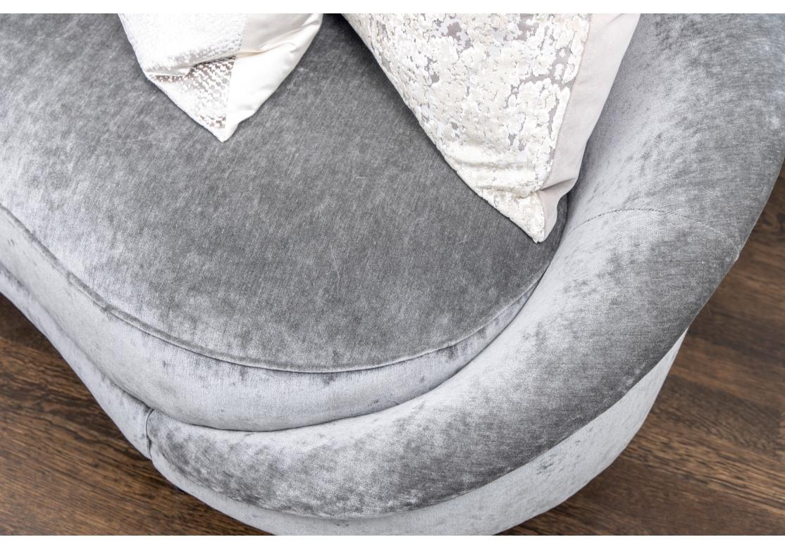 Tissu Canapé en forme de croissant de style milieu de siècle en vente