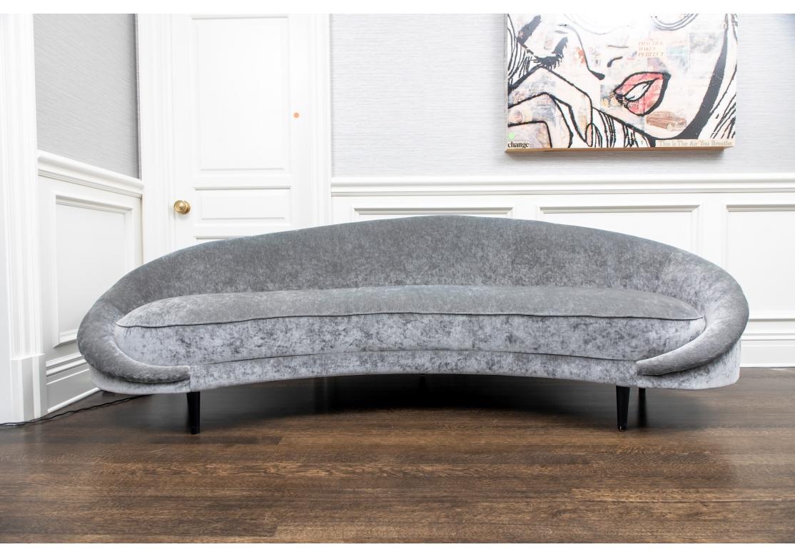 Mondsichel  Geformtes Sofa bedeckt  Plüsch-Stoff im Angebot 3