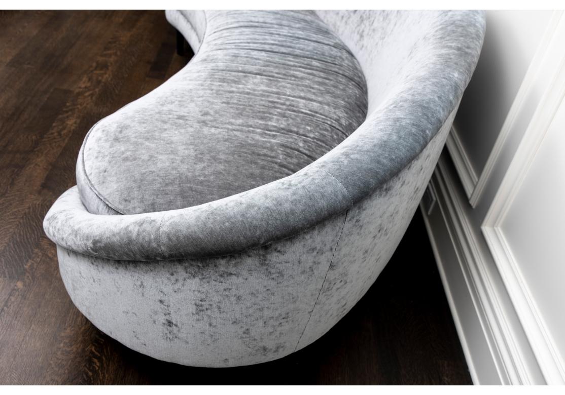 Mondsichel  Geformtes Sofa bedeckt  Plüsch-Stoff im Angebot 4