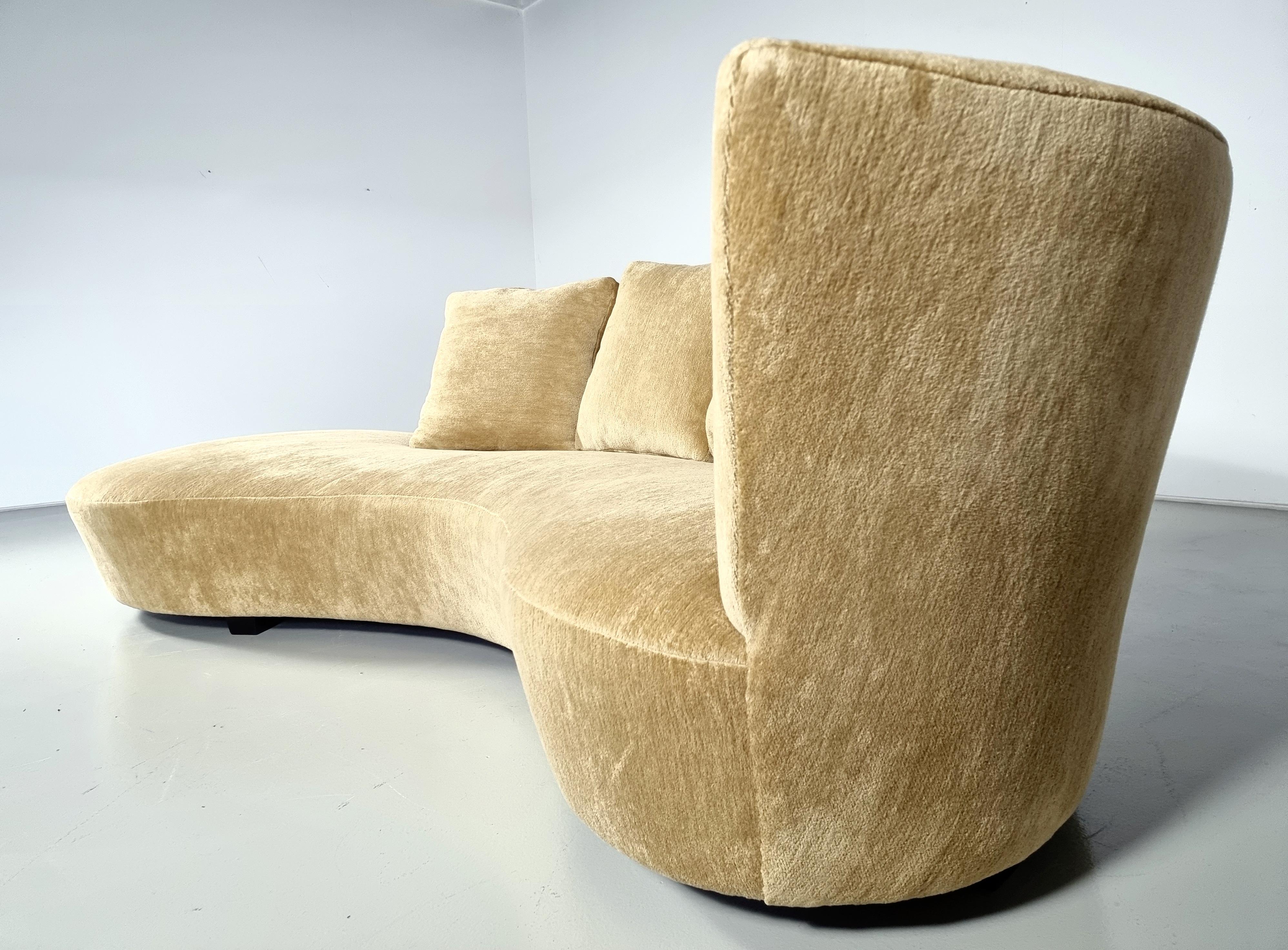 Crescent Sofa Reupholstered in Chenille Fabric by Vladimir Kagan In Excellent Condition In amstelveen, NL