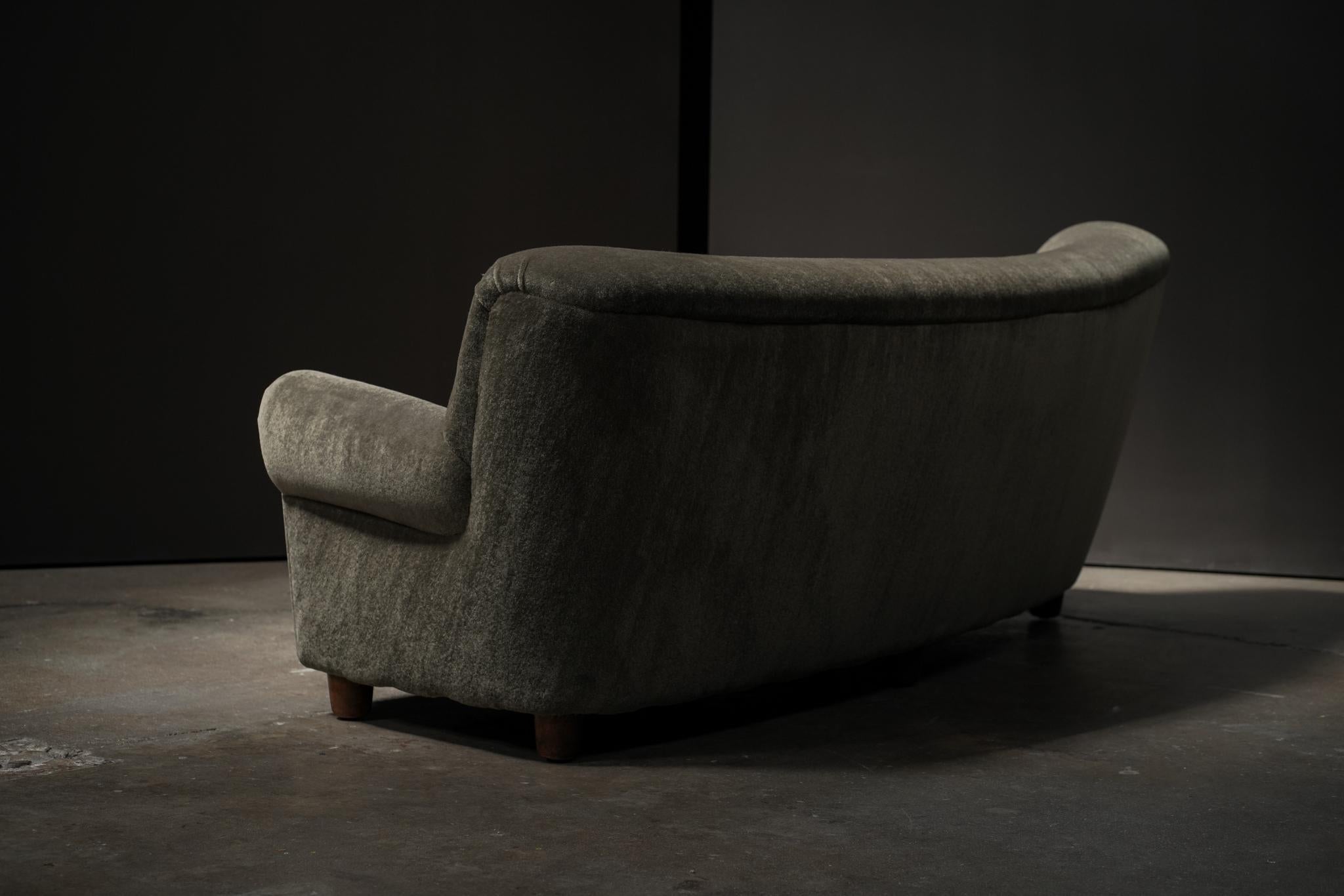 Curved Mohair Sofa In Good Condition In Los Angeles, CA