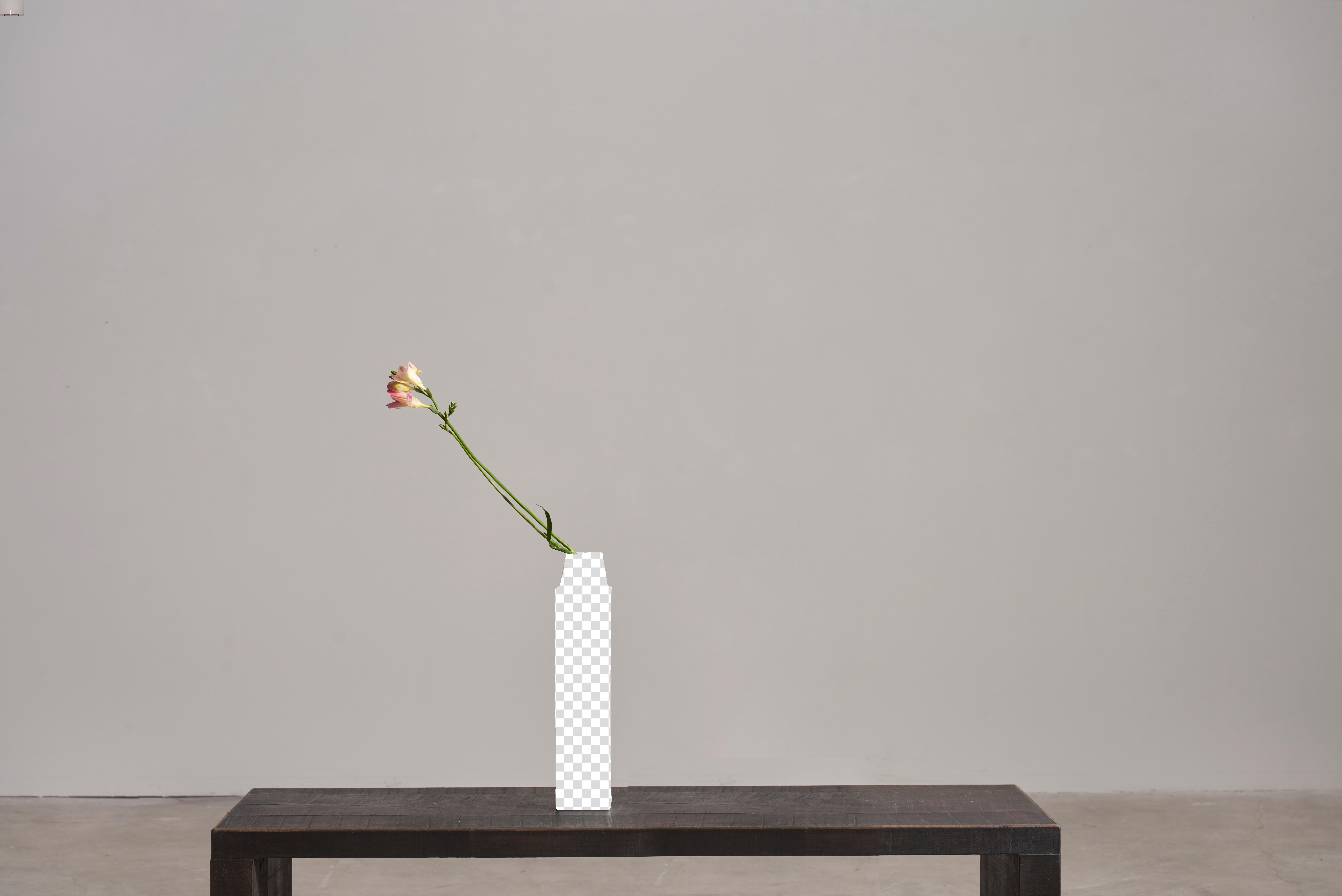Vaso Crespano di Jenna Basso Pietrobon
Dimensioni: L. 8 x P. 8 x H. 38 cm
Materiali: Ceramica.


Jenna Basso Pietrobon, nata nel 1986, è un'artista il cui lavoro analizza i problemi della società attraverso la lente delle sue esperienze personali.