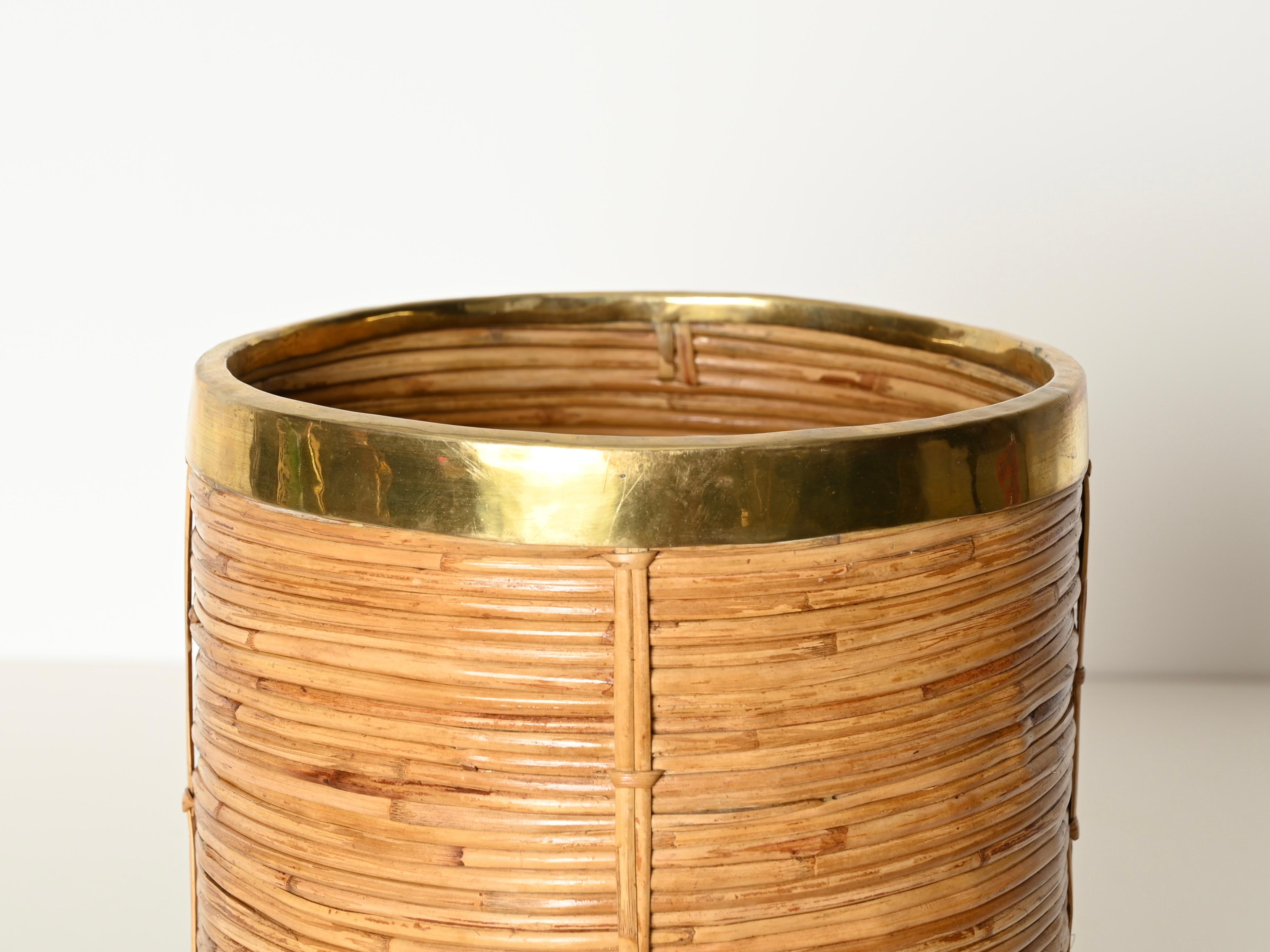 Cesta o cachepot decorativo italiano estilo Crespi en ratán y latón, años 70 en venta 2