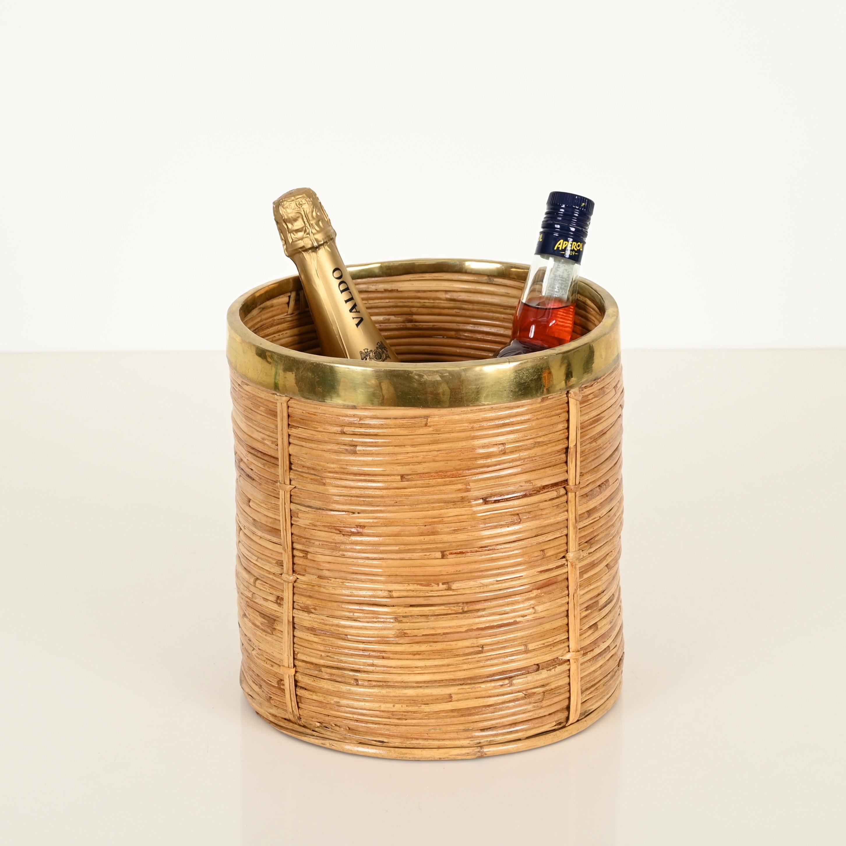 Cesta o cachepot decorativo italiano estilo Crespi en ratán y latón, años 70 Moderno de mediados de siglo en venta