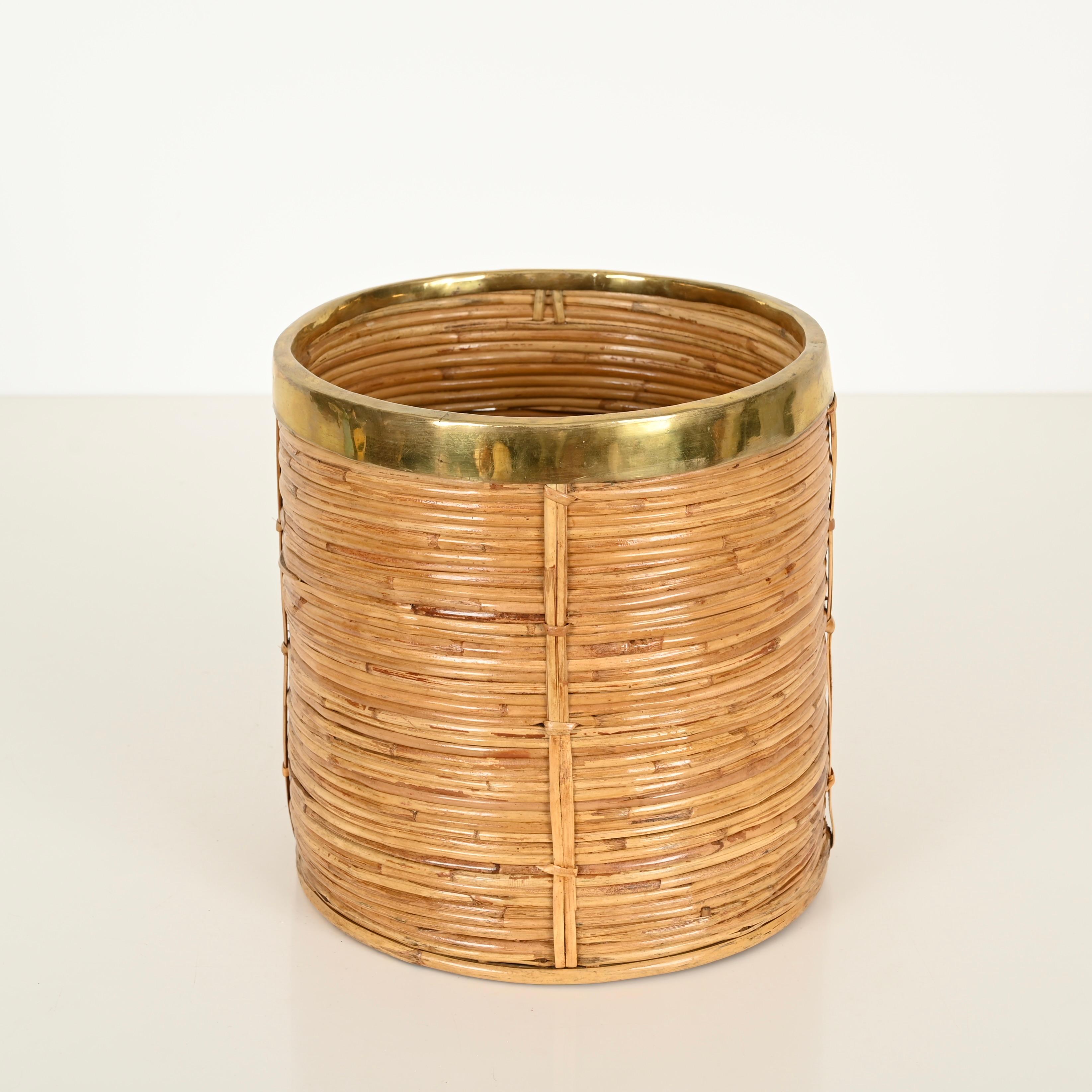 Cesta o cachepot decorativo italiano estilo Crespi en ratán y latón, años 70 Italiano en venta