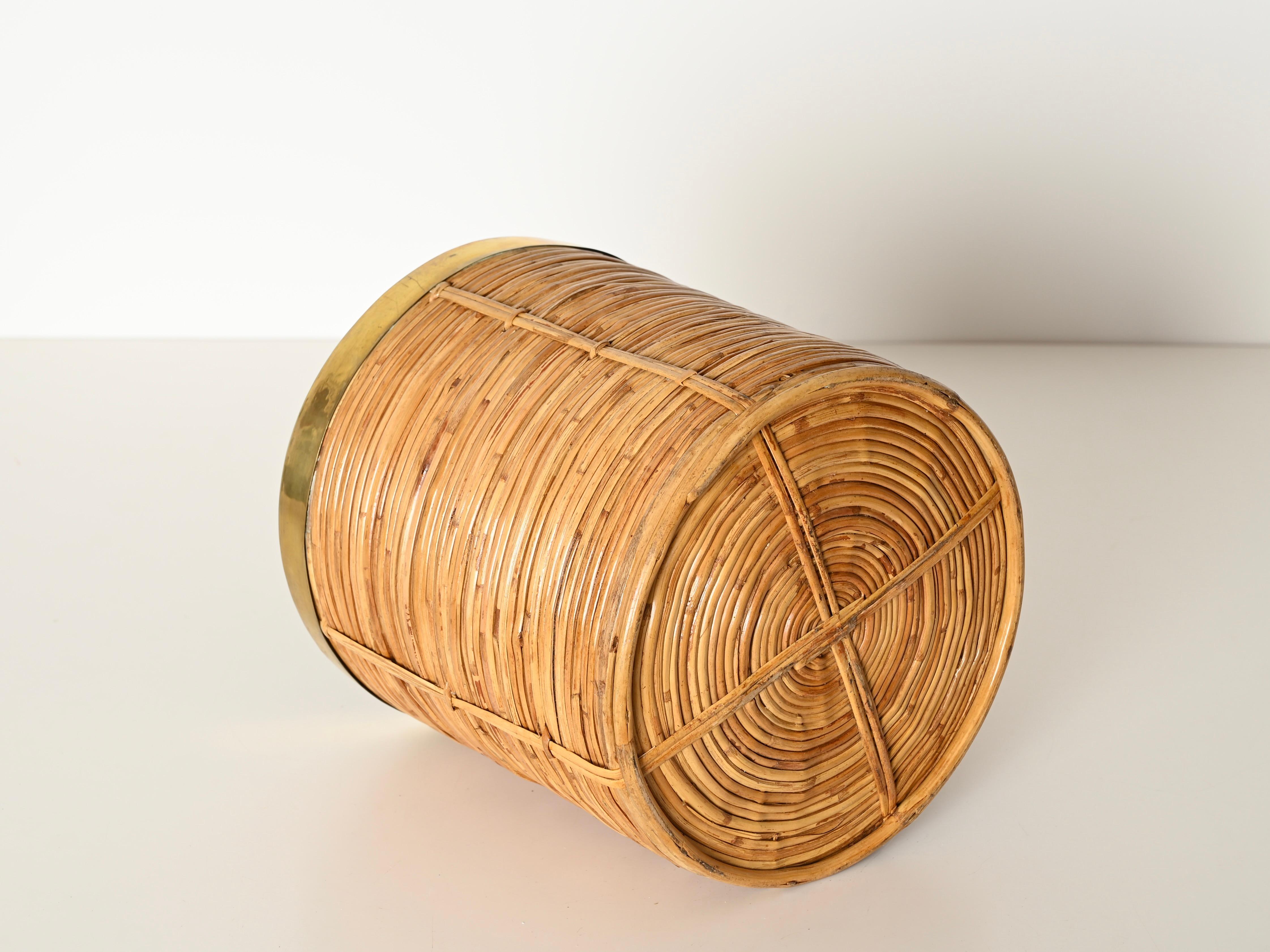 Cesta o cachepot decorativo italiano estilo Crespi en ratán y latón, años 70 Hecho a mano en venta
