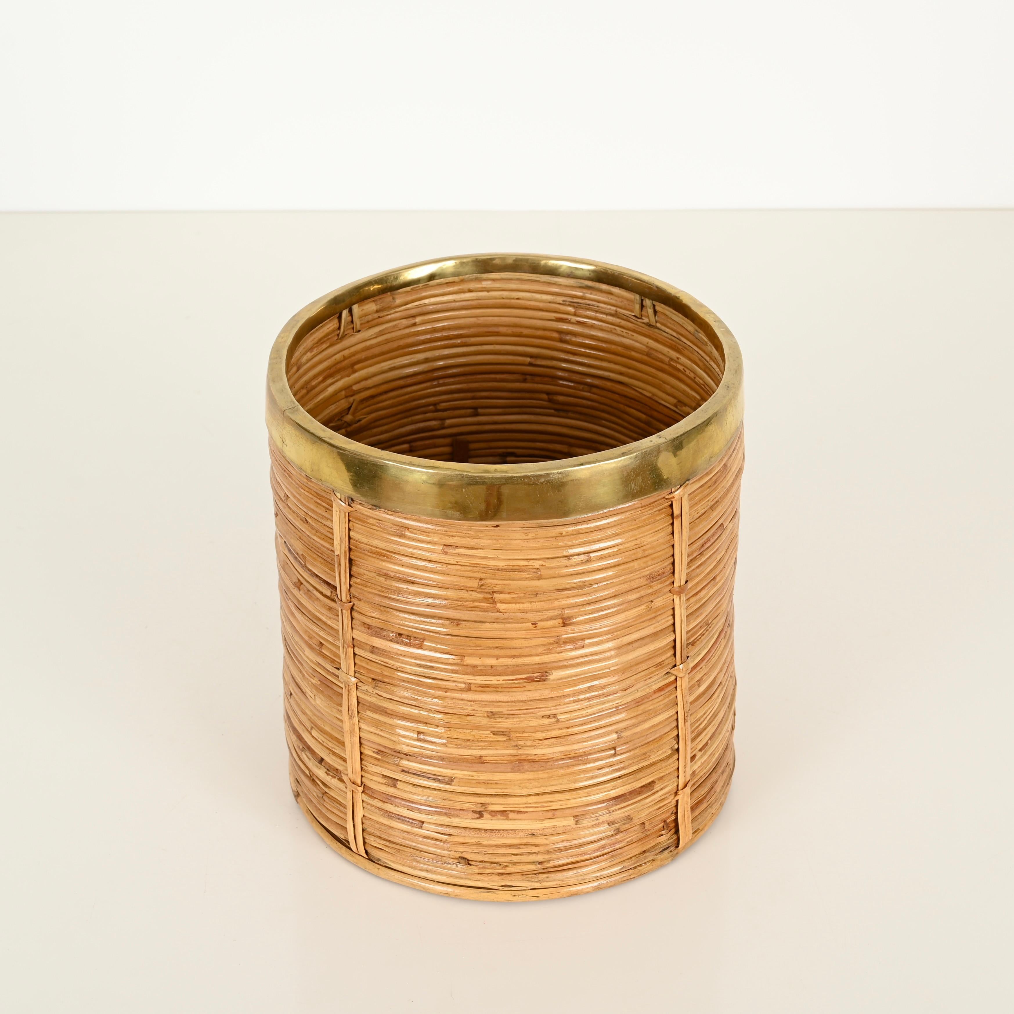 Cesta o cachepot decorativo italiano estilo Crespi en ratán y latón, años 70 en venta 1