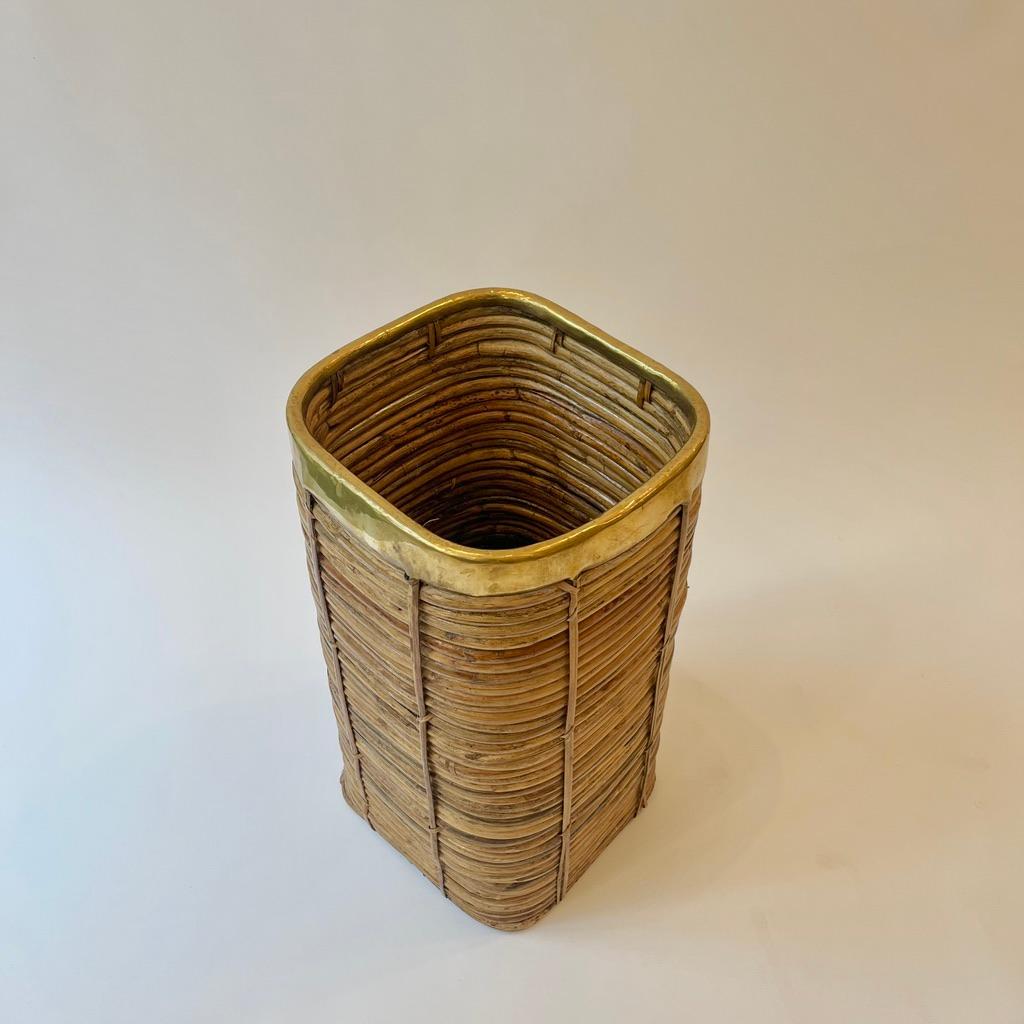 Portaombrelli in rattan e ottone nello stile di Gabriella Crespi, anni '70 ca.
Bella patina sia sul rattan che sull'ottone
Buone condizioni.
H. 50 x P 25 x L 25 cm