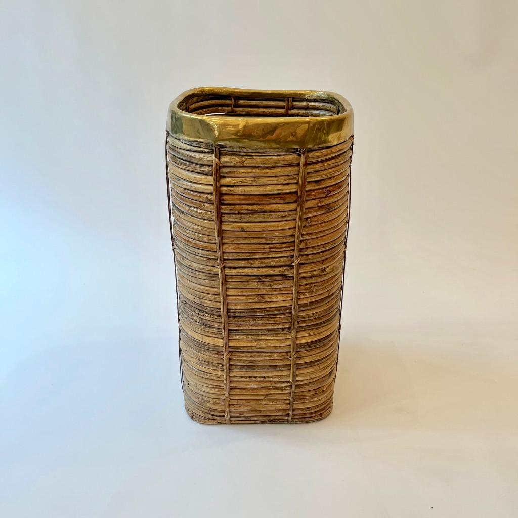 Fine XX secolo Portaombrelli in rattan e ottone anni '70 circa in vendita